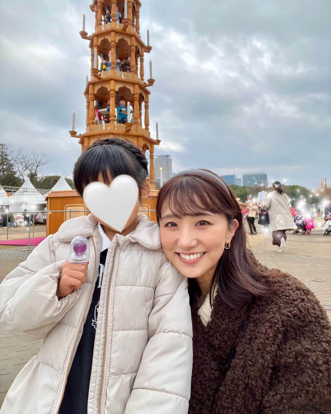 松村未央のインスタグラム：「🔔 先日、娘とクリスマスマーケットへ🎅✨ クリスマス好きとしては、こういうイベント大好き♡ 平日の昼間だったので、ゆっくり楽しめました☕️🥨🍟  子どもが遊べるスペースもちょこっとだけあって、 娘は電車の乗り物、乗っていました〜🚆  帰り際、名物のいちょう並木とも📸✌️  #クリスマスマーケット #いちょう並木 #明治神宮外苑」