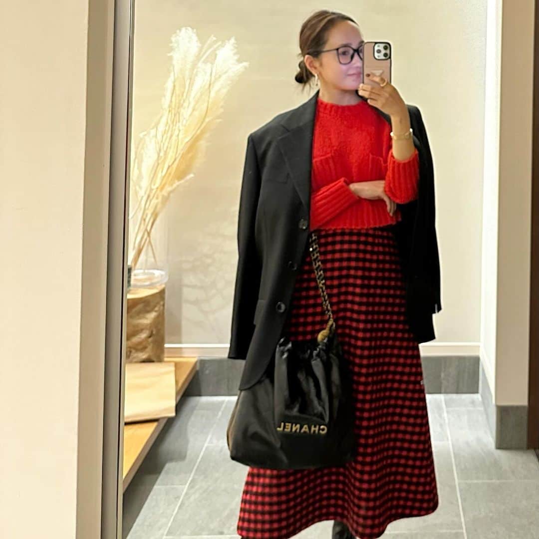 kyoco_ococのインスタグラム：「Red coordinate❤️  ベーシックカラーはもちろんだけど この時期はカラーコーデで思いっきり特別感のあるコーデにするのも好き🤶🏻❤️  そしてwoolであったか🧶  12/15(Fri)Re stocks. @_bluelea_」