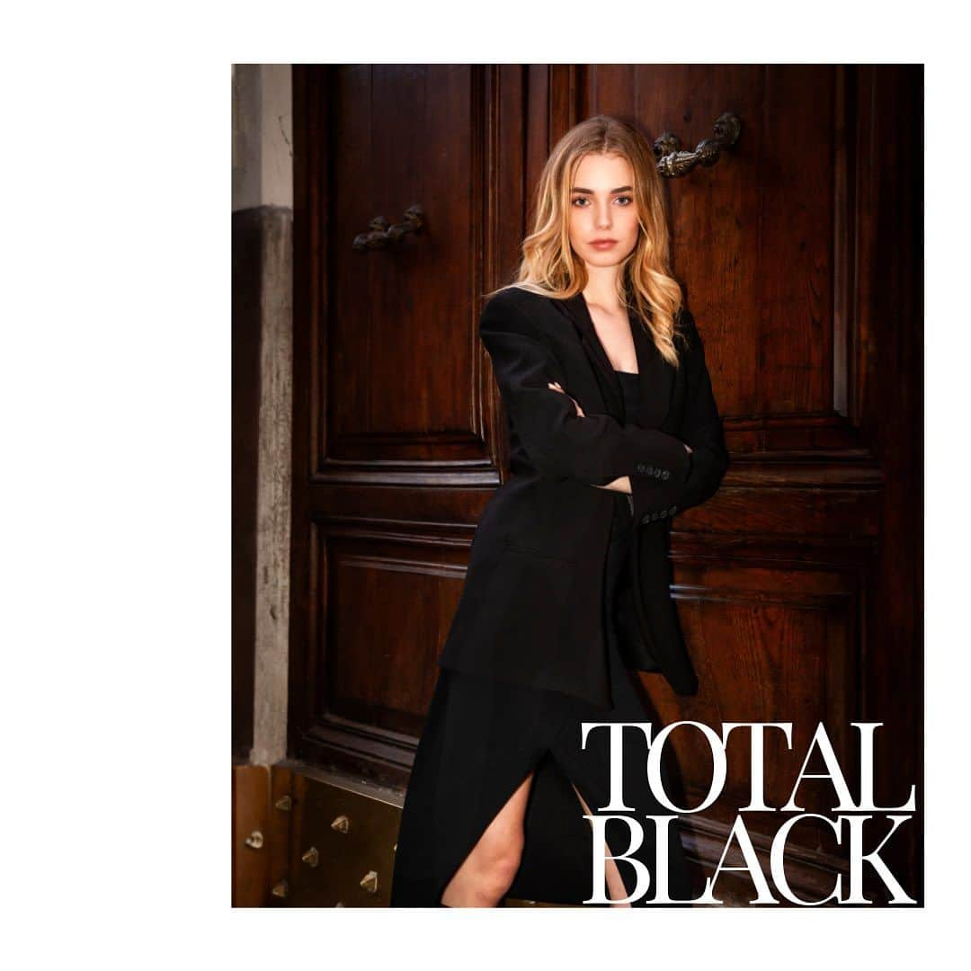 コンパニーアイタリアーナのインスタグラム：「Total black. Il nero monocromatico non conosce tempo né stagioni. Scopri il look nelle boutique:  Via Del Tritone, 92 - Roma  Via Cola Di Rienzo, 131 - Roma  Via Nazionale, 234 - Roma  Via Frattina, 34/A - Roma Viale Libia, 17 - Roma Via Salaria, 12/14 - Roma  Piazza Regina Margherita, 23/24 - Roma  Via Luigi Settembrini, 36 - Roma Corso Porta Borsari, 32B - Verona  Head Quarter   Via Montorio Romano, 36 - Roma  #compagniaitaliana #fallwinter #newcollection #fw23 #madeinitaly #fashion #madeforwoman #mood #dress #contemporary #wintermood #chic #elegant #skirt #coat」