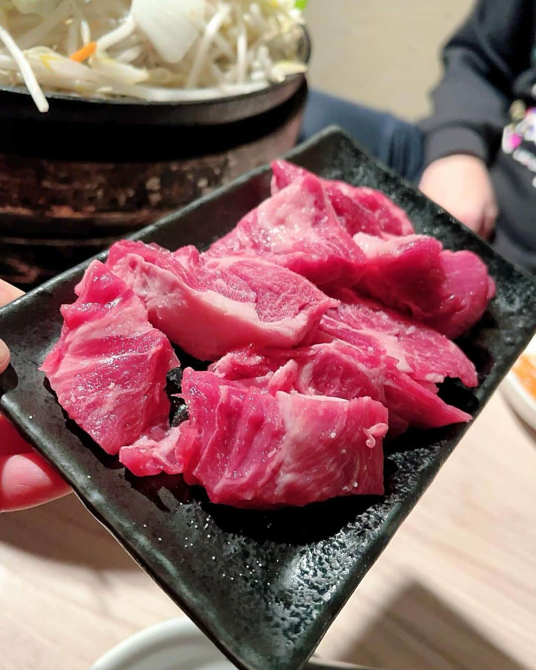 AYUNAさんのインスタグラム写真 - (AYUNAInstagram)「目黒川沿いにある羊料理が楽しめるお店✨🐑✨  ラムチョップと本格炭火ジンギスカンが最高に美味しかったぁ🥰  お肉の臭いが全くなく、柔らかくて旨味が凄くて感動しました🥺🍀  シメの鉄板焼き炒飯とカレー炒飯も美味しかったな😋🎶  PR @nakameguro_hitsuji #中目黒グルメ #中目黒ディナー #中目黒デート #中目黒ひつじ #中目黒女子会 #代官山グルメ #代官山デート #代官山ディナー」12月14日 19時12分 - ayuna_0404