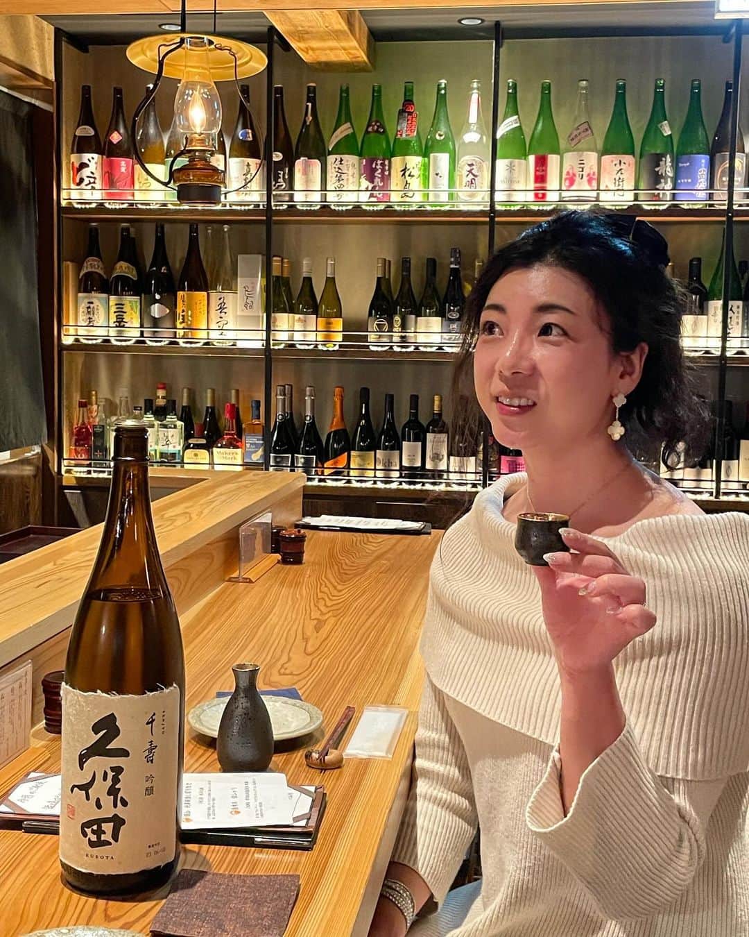 大津弥生のインスタグラム：「. . #大津弥生のおんな酒場放浪記 大人の隠れ家で日本酒と焼鳥編 . 四ツ谷の新しいビルの一角の暖簾をくぐると、木の温もりあふれる山小屋をイメージした大人の隠れ家が現れました✨ . 竹コースに #飲み放題 を付けてオーダー✨ . お通しは田舎汁とぬか漬け…沁みます🥹 . 🥢前菜 鶏なんこつの梅水晶、ささみトマト、鶏皮ポン酢など、ビールに合います🍻 🥢サラダ 🥢焼き鳥5本 胸肉ねぎま はらみ せせり こころ ふりそで 🥢野菜串１本 トマト 🥢逸品料理 自家製白レバームース 🥢〆のお食事 温かいお蕎麦 🥢甘味 . 焼き鳥はしっかりと味が付いていて、七味と山椒をプラスすると、さらに美味🤤 . 日本酒は #久保田 の千寿と、アスタリスク〜小さな星の物語〜という素敵な銘柄の純米酒を頂きました🍶😋🍶 . 焼き鳥と日本酒って、私の中で最強‼️ . 因みに雰囲気似てるなと思って伺ったら、先日行った中目黒のガード下のぬる燗佐藤 @robatanosatou の系列店だそう❣️ . また最強コンビを頂きに伺いたいです🍶 . 🍻やきとり荒木山 四谷店🍻 東京都新宿区四谷1-6-1 コモレ四谷 1F 114区画 050-5457-0888 . PR @yotuya.arakiyama #荒木山四谷店 #四谷焼鳥 #四谷グルメ #四谷ディナー #四ツ谷グルメ #四ツ谷ディナー #東京焼鳥 #東京焼き鳥 #yakitori #yakitoritokyo #izakaya #izakayatokyo #japanesefood #tokyo #日本酒 #日本酒好きな人と繋がりたい #日本酒好き #久保田 #sake #🍶 #japanesesake #japanesefood #yakitoriya」