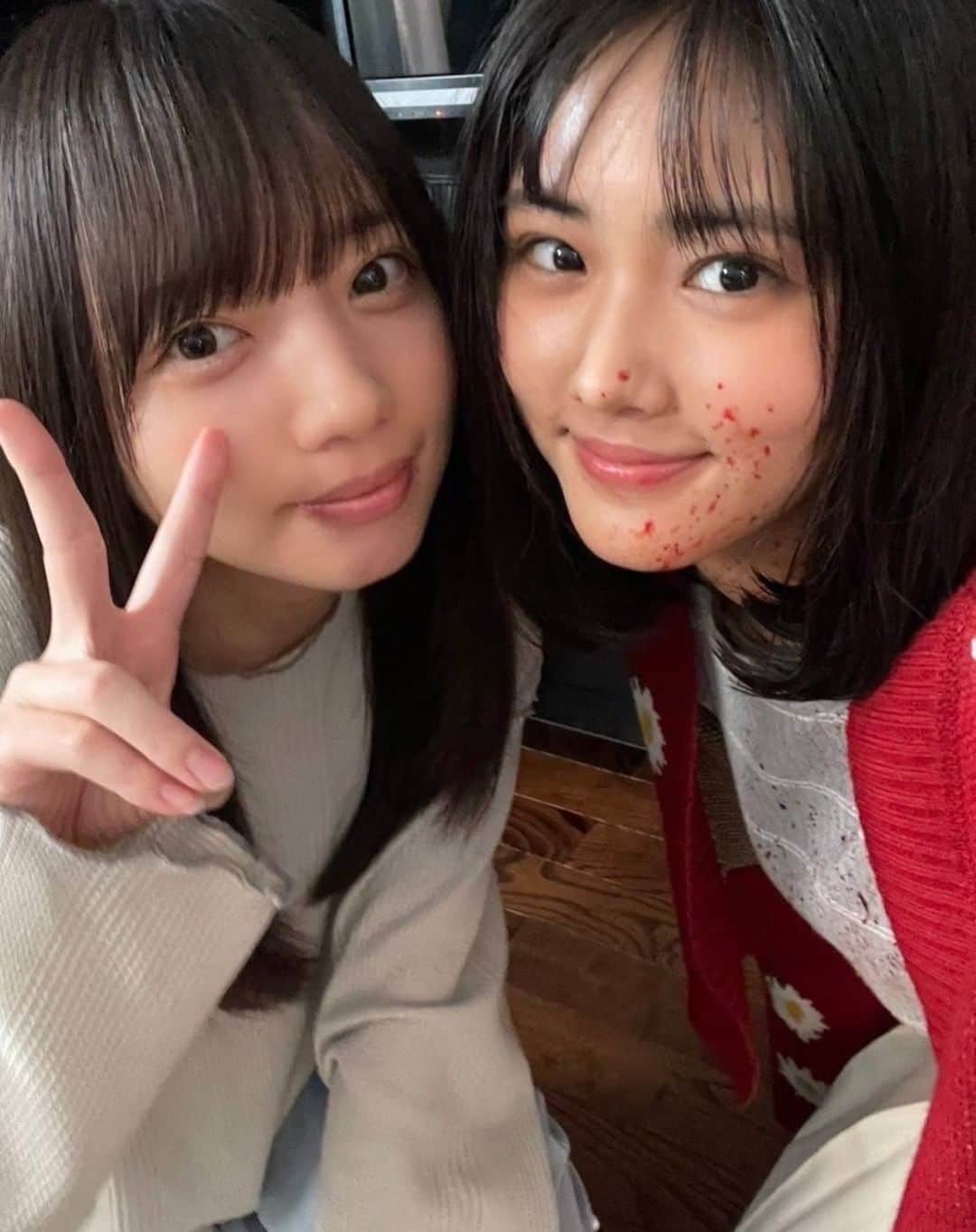 泥濘の食卓さんのインスタグラム写真 - (泥濘の食卓Instagram)「.  パラサイト不倫ドラマ🌷『泥濘(ぬかるみ)の食卓』  ／ #ぬかしょく 🩷🖤 最終回放送まであと2️⃣日 ＼  本日は…深愛(#齊藤京子 #日向坂46)＆ 返り血がかかった(⁉️)ちふゆ(#原菜乃華)🫨 この2人に一体何が⁉️ 衝撃の結末は明後日1時間SPの 最終回で明らかに💥 ※撮影現場では仲良しです✌️  SNSで話題❗新進気鋭の漫画家・伊奈子の衝撃作を実写化💥 TVerでは『#泥濘の食卓』第1話～3話＆8話を無料配信中📺 最終回は12月16日(土)よる11時30分から1時間SPでお送りします🌃 衝撃の結末を是非見届けてください…❗ その前に❗TVerで過去回を是非復習してください🙏 https://tver.jp/series/sr1efyhzb4  #泥濘の食卓 #ぬかしょく #伊奈子 #齊藤京子 #日向坂46 #吉沢悠 #櫻井海音 #原菜乃華 #戸田菜穂 #筒井真理子 #未来 #水嶋凜 #岩瀬洋志」12月14日 19時19分 - nukarumi_ex