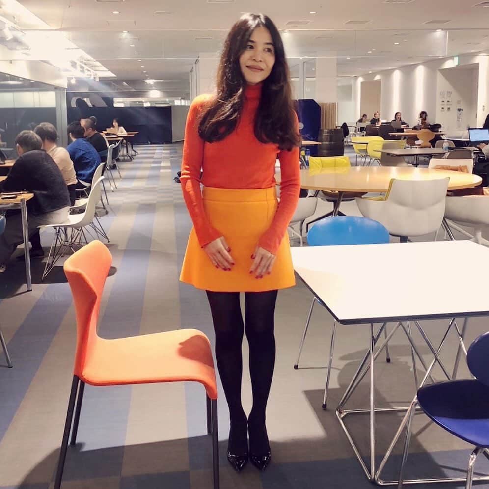 辻直子のインスタグラム：「#all🍊🟧🦊🥕📙 #気が合いますね🪑 #オーダーした紅まどんな🍊は#今日も受けとれず  椅子と気が合うってあるんですね😙🧡」