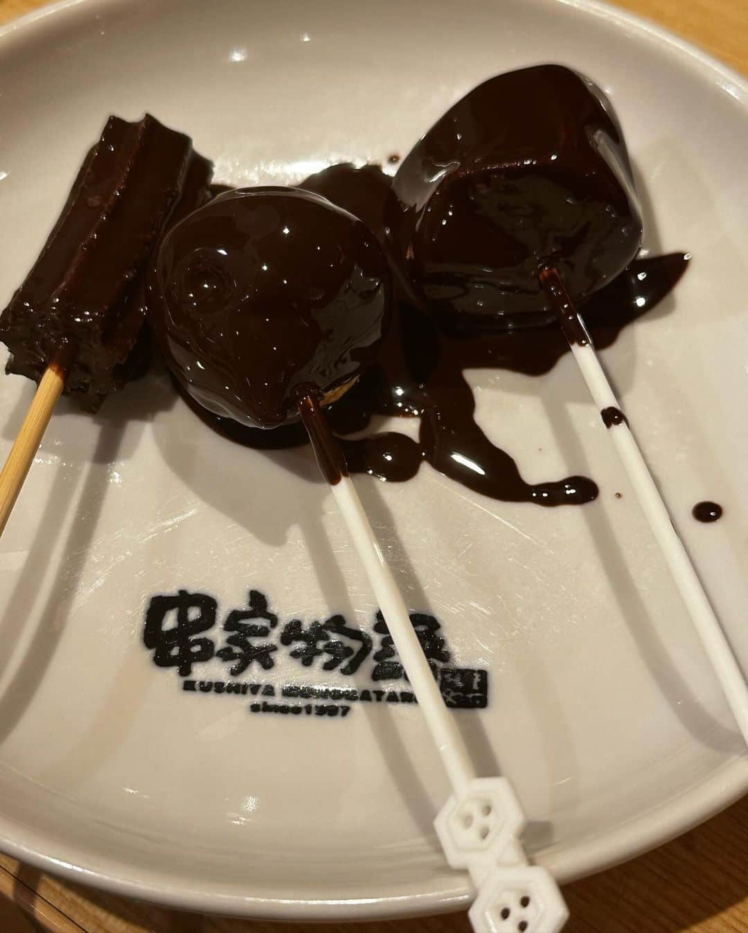 ハチミツ二郎さんのインスタグラム写真 - (ハチミツ二郎Instagram)「串家物語 串揚げ食べ放題バイキング。 好きな串取ってきて自分で揚げれるわソフトクリームあるわチョコフォンデュコーナーもあるわで娘(11才)は大喜び。何と食後の串の本数はオレを上回りました。 「揚げ物だからお腹いっぱい。しばらくいいや」と言ったら「わたしは明日も行きたい」と娘は言いました。  #串家物語 #串カツ #串揚げ」12月14日 19時29分 - jirohachimitsu