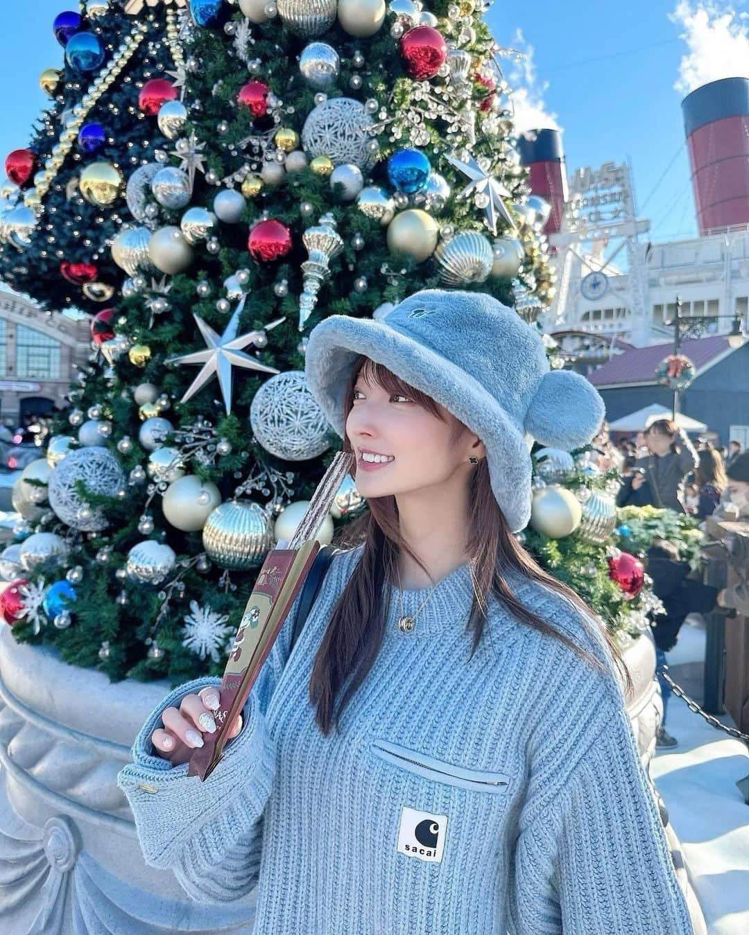 森田由乃のインスタグラム：「_ クリスマスディズ☃️❄️🎄🎶 . . 港っぽいエリアにおっきいツリー出てて かわいかったよん🥺⛴⸜❤︎⸝ . . あんまバケハ似合わないのだけど ふわふわに惹かれてかぶってみてしもた٩ (  ｰ̀֊ｰ́ )و . . . feat. 食べかけチョコのチュロス🍫 . . . . . #tokyodisneysea#disneysea#tokyodisneyresort  #クリスマスディズニー#ディズニークリスマス　 #クリスマスツリー#ミッキーコーデ#ディズニーコーデ #クリスマスコーデ#ディズニーカチューシャ #sacai#sacaicarhartt#ニットコーデ#冬コーデ #ディズニーシー#merrychristmas#xmas」