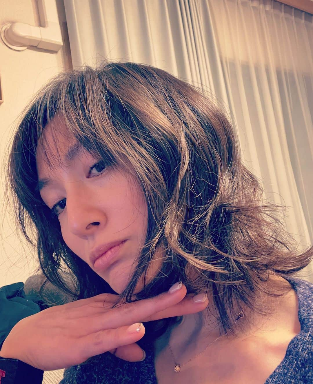 遠野舞子のインスタグラム：「. 9年ぶりの短めhaircut #髪切っても気づかれない  あるあるです^_^」