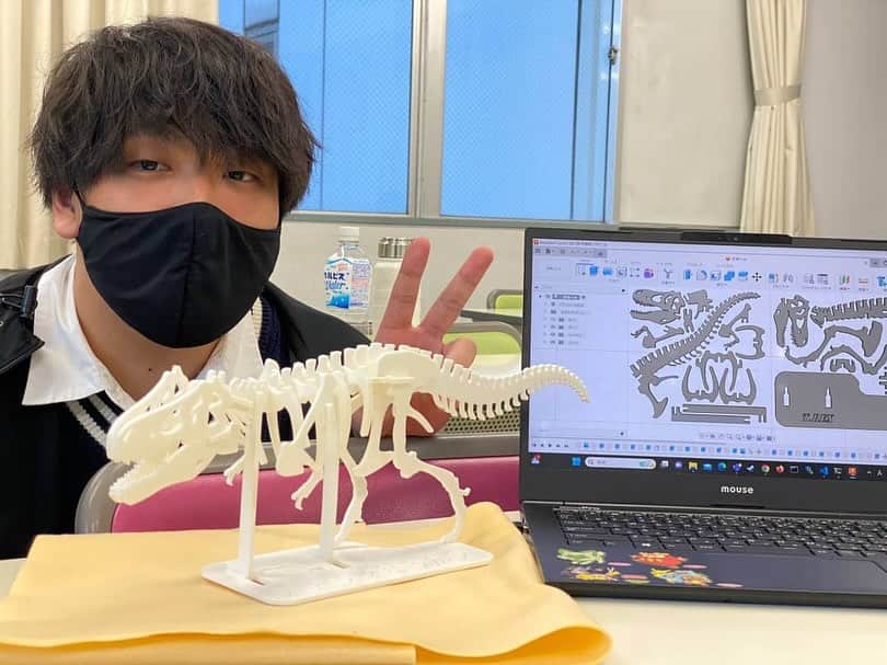 [公式]大阪ハイテクノロジー専門学校のインスタグラム：「こちらは3D-CADを使ったティラノサウルスの骨格標本🦖 本来は木の板をレーザーカッターで切って組み立てますが、白のフィラメントを使ったことで骨格標本らしさが増しました🥰  #人工知能学科 #AIエンジニア #3dcad #駅近 #新大阪駅徒歩5分 #就職率100% #オープンキャンパス」