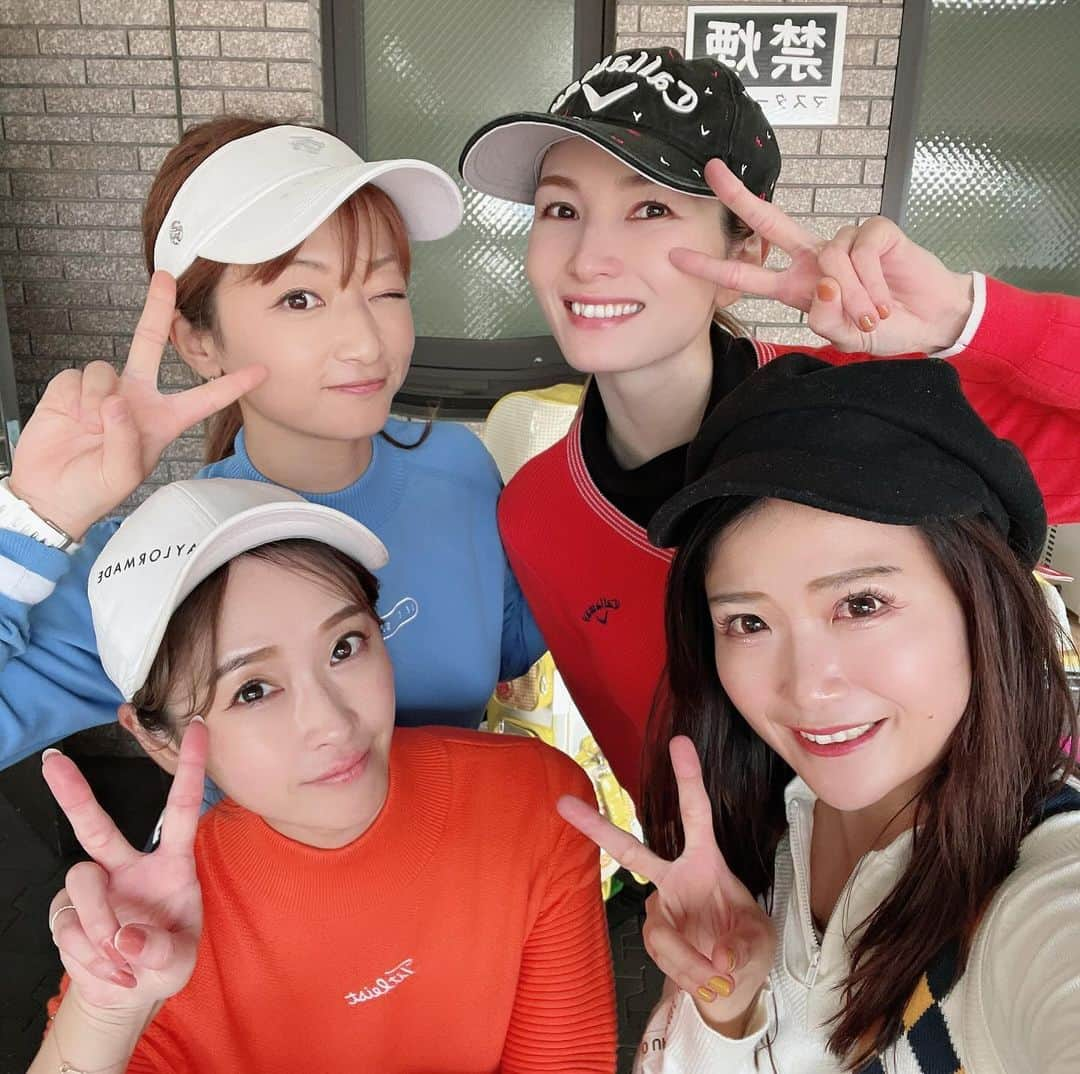 中田有美さんのインスタグラム写真 - (中田有美Instagram)「このメンバーでのゴルフ打ち納め⛳️ 今年もラウンドありがとうございました🙌🏻✨ 来年もいっぱい行こうね🏌️‍♀️🌸  また新年ゴルフで会おう😘  この日はパターにやられた一日🥲 44パットはやりすぎよ🙄 パターイップスになるかと思ったww  #ゴルフスコア記録 #ゴルフ女子 #三重ゴルファー #東海ゴルファー #フォレスト芸濃ゴルフクラブ」12月14日 19時38分 - yumi_5287