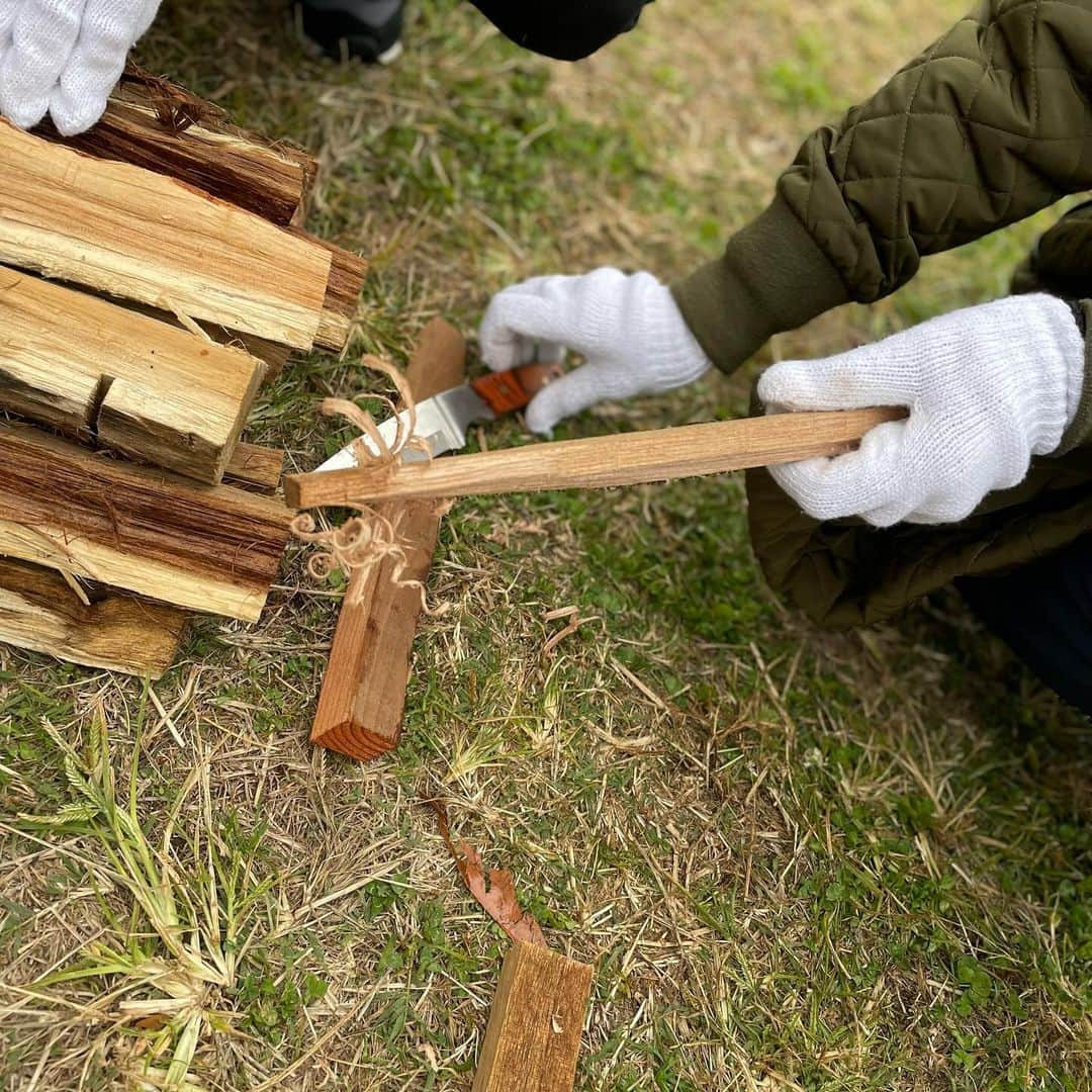 小尾渚沙さんのインスタグラム写真 - (小尾渚沙Instagram)「焚き火ロケをしてきました🔥🏕️  今週のbayfm『THE FLINTSTONE』はスペシャルバージョン！  日曜朝の番組『SUNDAY STEPPER』との特別コラボ企画をお届けします✨  『SUNDAY STEPPER』の #菖蒲理乃 さんと一緒に、幕張新都心エリアで、楽しく美味しく、デイキャンプと焚き火料理を体験してきました〜❣️  訪れたのはイオンモール幕張新都心 目の前、#豊砂公園 内にある『BBQ＆CAMP  THE B’NC』✨  本格アウトドア体験ができる施設で、 ロケの日もご家族連れで賑わっていました🏕️✨  テントをたてたり、火起こしにも挑戦したり… とっても楽しかったです😍💪🏾  このロケの模様は12/17(日)20:00〜21:00のbayfm『THE FLINTSTONE』でお伝えします❤️ お楽しみに🏕️✨ . . #スワイプしてね 👉  #bayfm @bayfm_official  @thebnc_makuhari  #radio #radiko #ラジオ #ラジオパーソナリティ  #焚き火 #焚き火ラウンジ #手ぶらBBQ #キャンプ #アウトドア体験  #イオンモール幕張新都心 #幕張豊砂 #幕張 #千葉  #フリーアナウンサー #小尾渚沙」12月14日 19時38分 - obi_nagisa