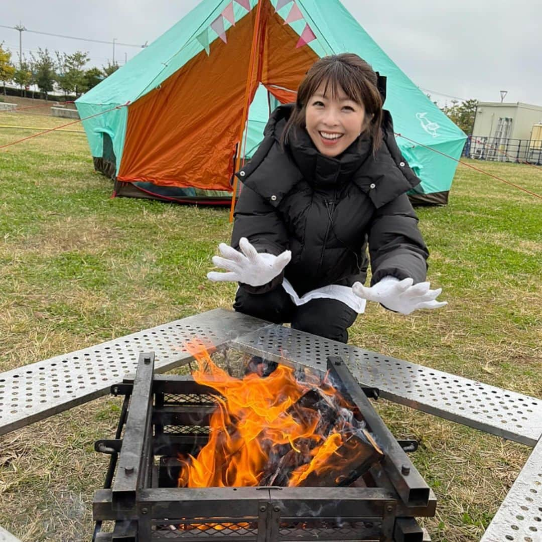 小尾渚沙のインスタグラム：「焚き火ロケをしてきました🔥🏕️  今週のbayfm『THE FLINTSTONE』はスペシャルバージョン！  日曜朝の番組『SUNDAY STEPPER』との特別コラボ企画をお届けします✨  『SUNDAY STEPPER』の #菖蒲理乃 さんと一緒に、幕張新都心エリアで、楽しく美味しく、デイキャンプと焚き火料理を体験してきました〜❣️  訪れたのはイオンモール幕張新都心 目の前、#豊砂公園 内にある『BBQ＆CAMP  THE B’NC』✨  本格アウトドア体験ができる施設で、 ロケの日もご家族連れで賑わっていました🏕️✨  テントをたてたり、火起こしにも挑戦したり… とっても楽しかったです😍💪🏾  このロケの模様は12/17(日)20:00〜21:00のbayfm『THE FLINTSTONE』でお伝えします❤️ お楽しみに🏕️✨ . . #スワイプしてね 👉  #bayfm @bayfm_official  @thebnc_makuhari  #radio #radiko #ラジオ #ラジオパーソナリティ  #焚き火 #焚き火ラウンジ #手ぶらBBQ #キャンプ #アウトドア体験  #イオンモール幕張新都心 #幕張豊砂 #幕張 #千葉  #フリーアナウンサー #小尾渚沙」