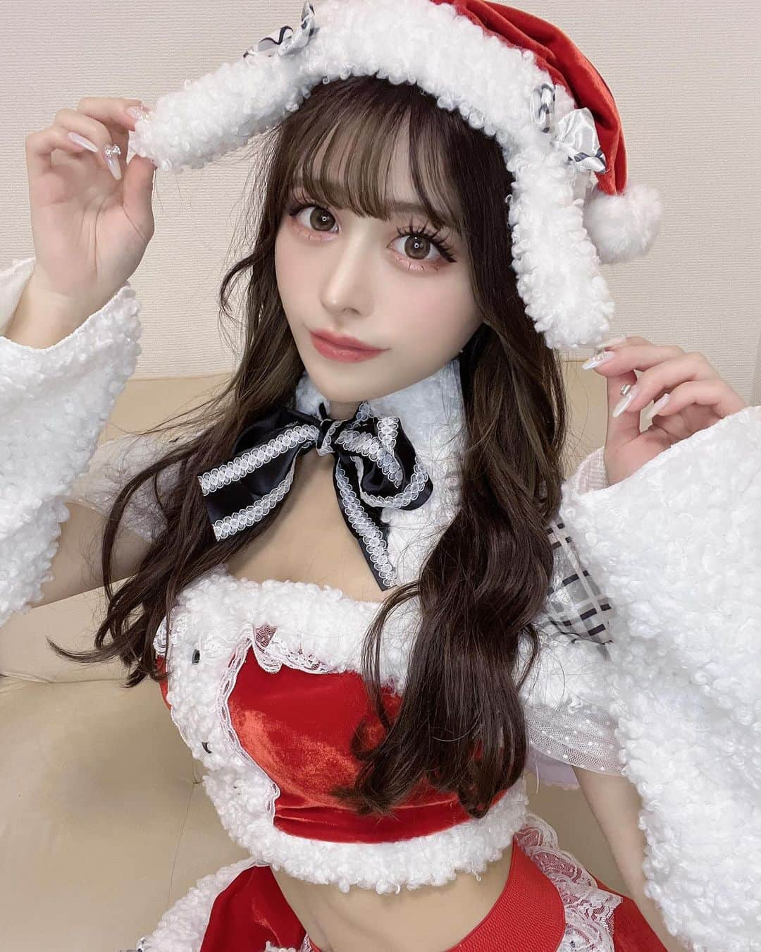 りこぴんのインスタグラム：「サンタコスプレ🤶🎄✨  めっちゃ可愛いマリームーンのコスプレ❤️  去年買ったやつなんやけど、着るタイミングなくて今年やっと着れた🥰🎵  帽子のところが羊🐏みたいで可愛くない？😳もこもこラブ🤍  #クリスマス #サンタコス #サンタコスプレ #マリームーン #malymoon #セクシーコスプレ #攝影 #人像攝影 #cosplay #cosplayer #cosplaygirl #japanesegirl #日本女孩 #女孩 #性感的 #可爱 #コスプレ #コスプレ女子 #コスプレ撮影 #コスプレ衣装 #撮影モデル #大阪モデル #美女図鑑 #美人 #ポートレート #りこぴん組」