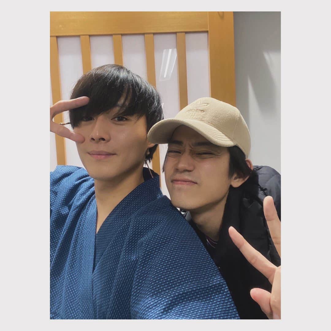猪野広樹のインスタグラム：「「赤ひげ」大阪公演初日あけました。 　新歌舞伎座の板を踏めたことに幸せを感じる。 そして、まさかの健介が公演を観るために東京から駆けつけてくれた笑 　あまりにサプライズ笑  そして山村紅葉さんから頂いた甚平…。幸せです！ありがとうございます！  明後日で大千穐楽。抜かりなく。」
