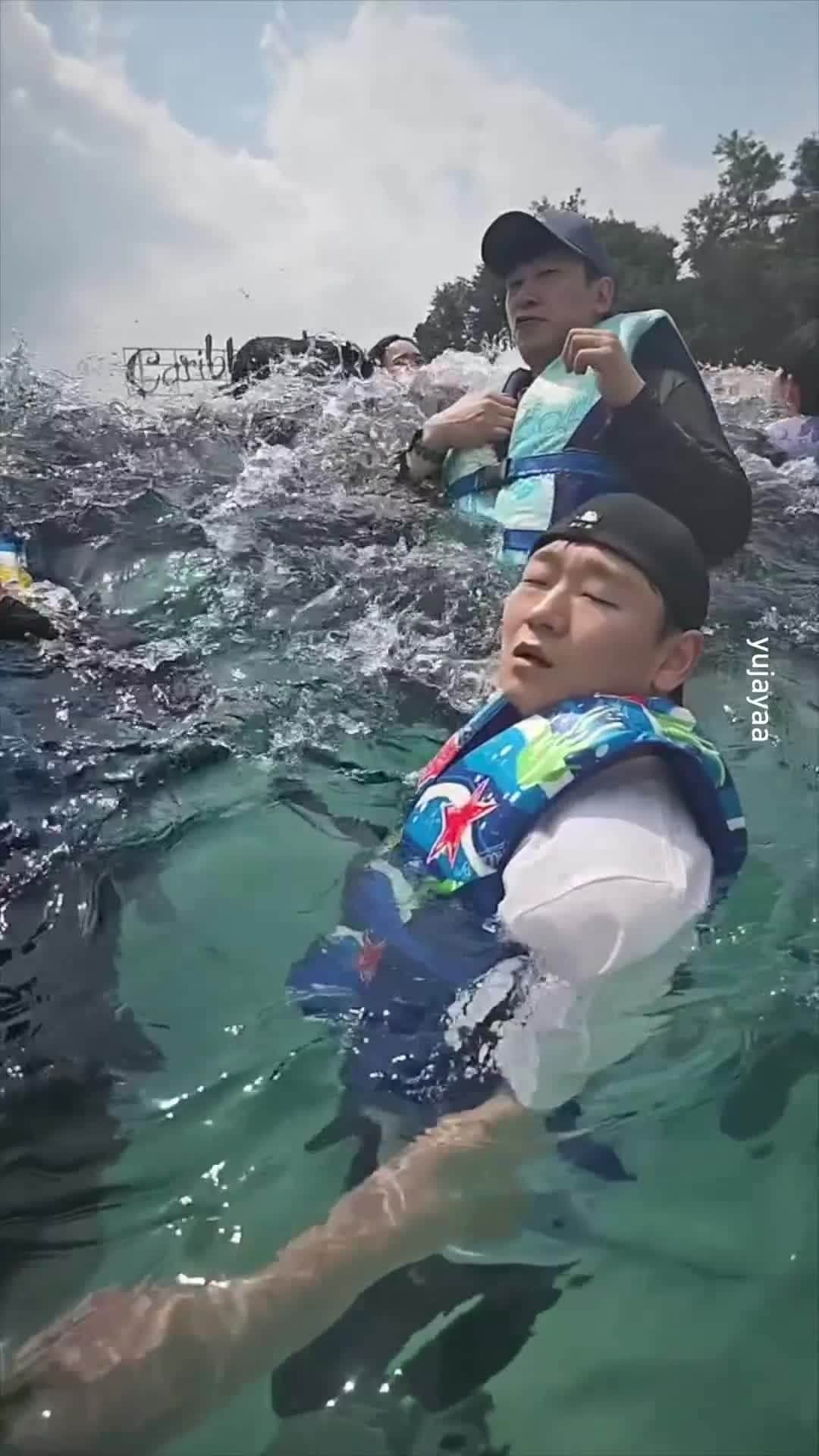 9GAGのインスタグラム：「life be like gulu gulu 📹 @yujayaa  - #wavepool #9gag」