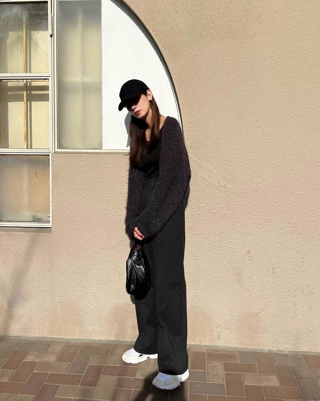 Nagiさんのインスタグラム写真 - (NagiInstagram)「いつかの暖かかった日  来週からは一気に気温下がるから薄着は無理ね🙃  cardigan. #dholic tops. bottom. #gu shoes. #adidas   #code#fashion#コーデ#ファッション#カジュアル#カジュアルコーデ」12月14日 19時45分 - nagina001