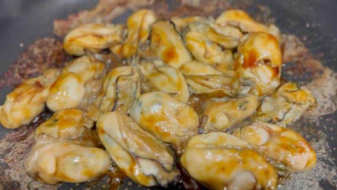 安藤裕子のインスタグラム：「なんだか食欲に火がついちゃって  鰤美味しいし 蛤と牡蠣のお澄まし異様に美味しいし 次の日蛤チャウダーに変身させたらそれもすごい美味しいし 貝の出汁どうなってるのか 今日は今日とて 銀鱈の西京焼き最強だし 蛸マリネとモツァレラも美味しいし  牡蠣のオイル漬け旅でゲットした気仙沼のオイスターソースで作っちゃえ！と思ったらオリーブオイル切れてたし  いやあ お腹いっぱい  #小川軒のレーズンウィッチ と　#バターどら焼き　も食べてしまった #皆さんに於かれましてはお元気ですか」