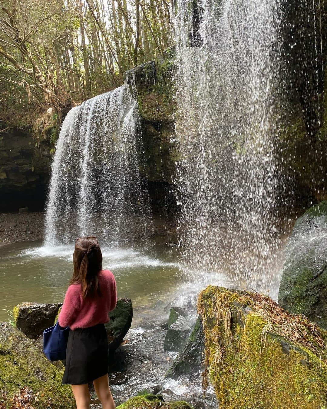 にゃんさんゴルフさんのインスタグラム写真 - (にゃんさんゴルフInstagram)「阿蘇火山が生んだ癒しの流れるカーテン🤟🍃  #熊本#熊本観光 #鍋ヶ滝#小国町#マイナスイオン」12月14日 19時51分 - miiiii0228