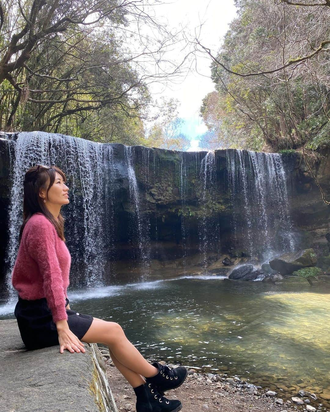 にゃんさんゴルフのインスタグラム：「阿蘇火山が生んだ癒しの流れるカーテン🤟🍃  #熊本#熊本観光 #鍋ヶ滝#小国町#マイナスイオン」