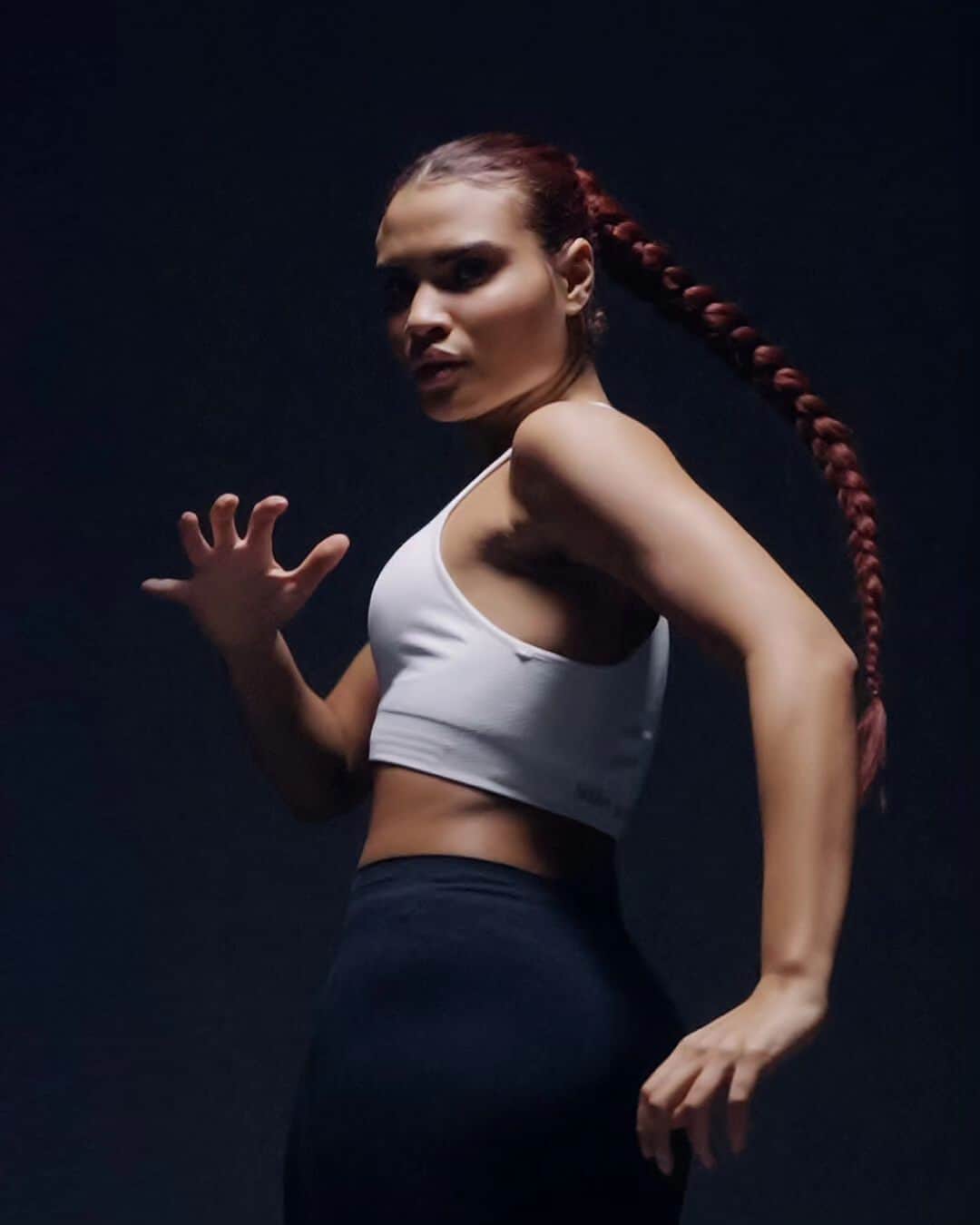 ディアドラのインスタグラム：「A true innovation process that you can feel directly on your skin.   The “pump effect” of the polypropylene fibers, nylon micro fibres and elastomer helps your body release humidity even during the most challenging training. Try on Hidden Power and move freely.   Discover and shop at diadora.com  #diadora」