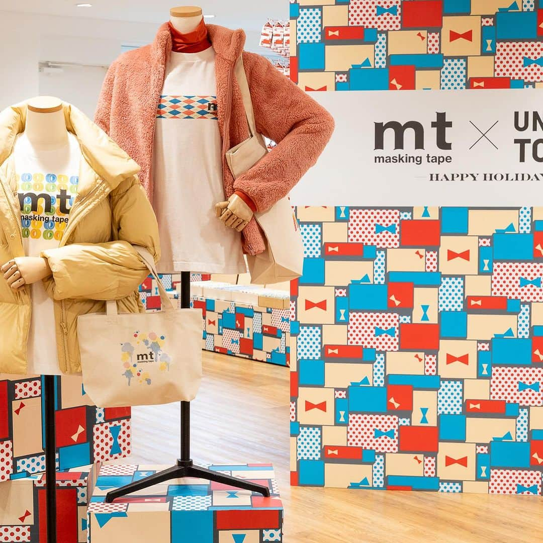 mt masking tapeさんのインスタグラム写真 - (mt masking tapeInstagram)「. mt×UNIQLO TOKYO -Happy Holiday-  カモ井加工紙100周年を記念して開催した6月のコラボイベントに続く第2弾。 つかみ取りや100円ガチャはもちろん、UTme！Tシャツやトートバッグを新柄スタンプでカスタマイズできたり、限定商品、フラワーショップなど、ホリデーシーズンのギフトにぴったりのアイテムをお届けしています。ぜひお立ち寄りください。  mtのイベント情報は専用アカウントにてお届けいたします。 @mt_maskingtape_event   mt×UNIQLO TOKYO-Happy Holiday- 期間：12月8日（金）〜25日（月） 開催時間：11:00〜18:00 会場：UNIQLO TOKYO（東京都中央区銀座3丁目２-1 マロニエゲート銀座2）  ※mtスタンプ対象イベント 550円（税込）以上お買い上げの方にスタンプを1個付与致します。 ※キャッシュレス決済のみ。  #ユニクロ #UNIQLO #LifeWear #UNIQLOLivestation #合同周年祭 #UNIQLOTOKYO #マステ沼 #カモ井加工紙 #カモ井 #kamoi #mtマスキングテープ #mtmaskingtape #カモ井加工紙株式会社 #マステ好きな人と繋がりたい #文房具好きな人と繋がりたい  #限定テープ #mtマステ#マスキングテープ活用法 #マステ活用法」12月14日 19時54分 - mt_masking_tape