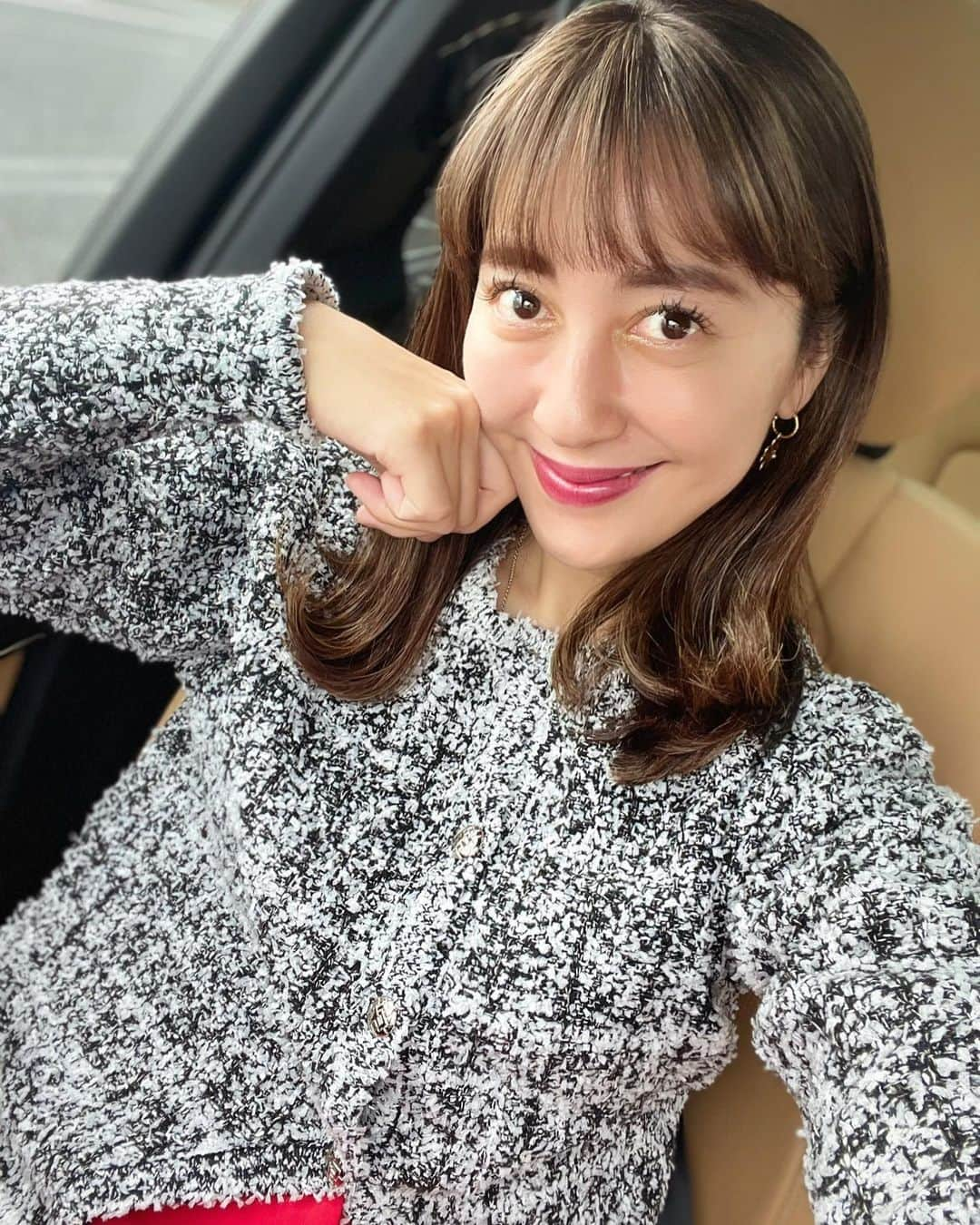 小川ひとみのインスタグラム：「久しぶりに髪を巻いてみた🤭 ハイライトを久しぶりに入れたので スタイリングを楽しんでいます🫶 @wh.ashiya で カラーリストの @k_sasaki1001 くんに✂️ 今年も妊娠時から産後もずっとお世話になりました🤰  街がクリスマス🎄一色になり 私も気づけば毎日赤を取り入れたり いつもよりキラキラのアクセサリーを楽しんだり🥰 明るい気持ちになります❤️‍🔥 幼稚園のクリスマス会で お歌や演奏を聞いてみんなが 一生懸命頑張る姿が愛くるしかった💫 息子も随分とあどけなさが減り 母は毎日寂しい気持ち🥹 足もすっかり長くなってしまい… あの幼いバランスが恋しいな🙏 さて今日も皆様お疲れ様でした❤️ ゆる〜りLiveをアーカイブに残しています🌸 (明日Tweed like knit cardiganも再販されます🫶) #Love #今日もお疲れ様です♡」