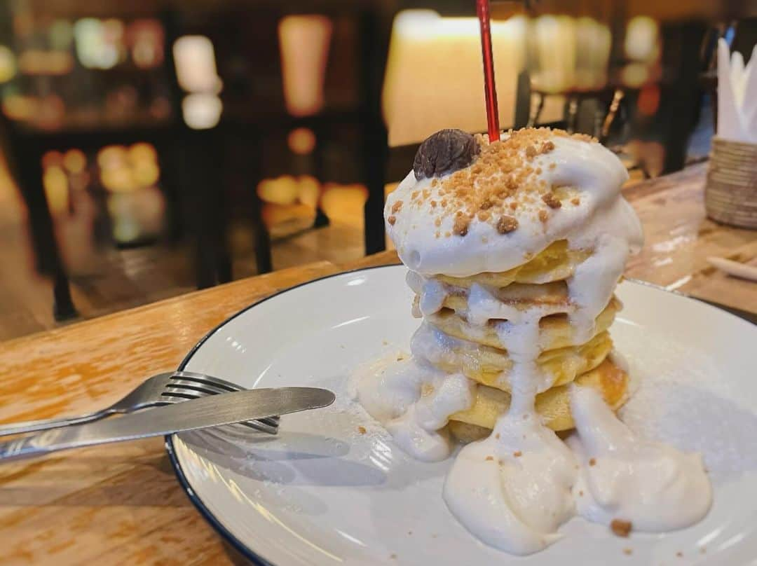 南里美希のインスタグラム：「❤︎  🇹🇭 @iwane.goes.nature  マロンクリームリコッタパンケーキ🥞 ここのカフェは何食べても何飲んでもハズレなくおいしい！ いちばんのオススメは中毒性あるトムヤムクンのパスタ🍝  #thailand #bangkok」