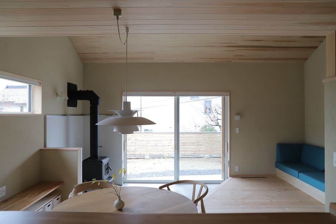 美し信州建設さんのインスタグラム写真 - (美し信州建設Instagram)「キッチンから広がる視界  キッチン・ダイニングの天井高は低く抑え リビングは大屋根を活かした勾配天井としました。 高低差をつけることで、畳数以上の広がりを感じさせます。  【趣味も暮らしも楽しむ住まい】  ▼最新のイベント情報や家づくりの事例は @utukusinshuu のURLからご覧いただけます。 --------------------------------------------  12月16日(土) 17日(日) 10：00～16：00 場所：長野市安茂里 お客様のご厚意により完成見学会を開催させていただきます。 登山が趣味のご夫妻が、家にいても自然を感じ心地よく過ごせる家が完成しました。 詳細はＨＰ「イベント」ページより、お気軽にご来場ください。  #長野市 #完成見学会 #ダイニング #対面キッチン #ph5 #長野県 #上田市工務店 #美し信州建設 #木の家 #自由設計 #注文住宅 #建築士とつくる家 #丁寧な暮らし」12月14日 20時00分 - utukusinshuu