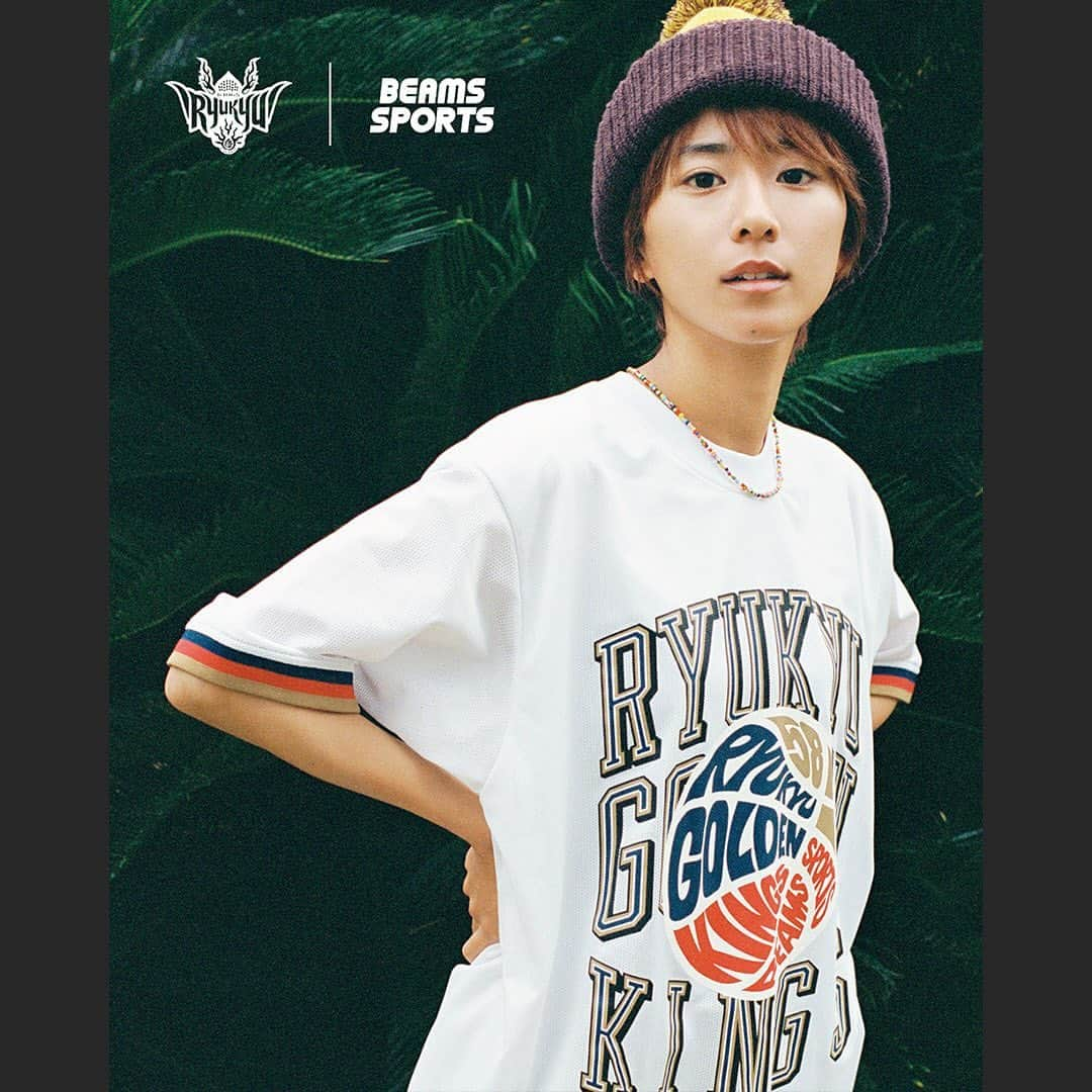 ビームスのインスタグラム：「… 『KINGS with BEAMS SPORTS』 12.20（Web.） Release!!  @ryukyugoldenkings @beams_sports  〈BEAMS SPORTS〉と沖縄のプロバスケットボールチーム・琉球ゴールデンキングスのコラボレーションプロジェクト第2弾を始動します。 第1弾に続き、オリジナルファッションアイテムを製作。「ライフスタイルの一部としてスポーツを楽しんでほしい」という両者の想いをアイテムに表現しました。  — バスケットボールは日常をもっと楽しくする ファッションは毎日をもっと鮮やかにする “バスケットボールを、あなたのライフスタイルへ” —  ファッションとバスケットボールのカルチャーをクロスオーバーさせ、ポジティブなエネルギーをみなさまにお届けします。 どうぞご期待ください！  【オリジナルファッションアイテム発売】 ・キングス公式オンラインショップ：12月20日（水）12:00〜 ・沖縄アリーナ グッズショップ：12月20日（水）10:00〜 　※12月20日（水）〜12月25日（月）はポップアップショップを開催  #KINGSwithBEAMSSPORTS #RyukyuGoldenKings  #琉球ゴールデンキングス　 #BEAMSSPORTS  #ビームススポーツ #beams  #ビームス」