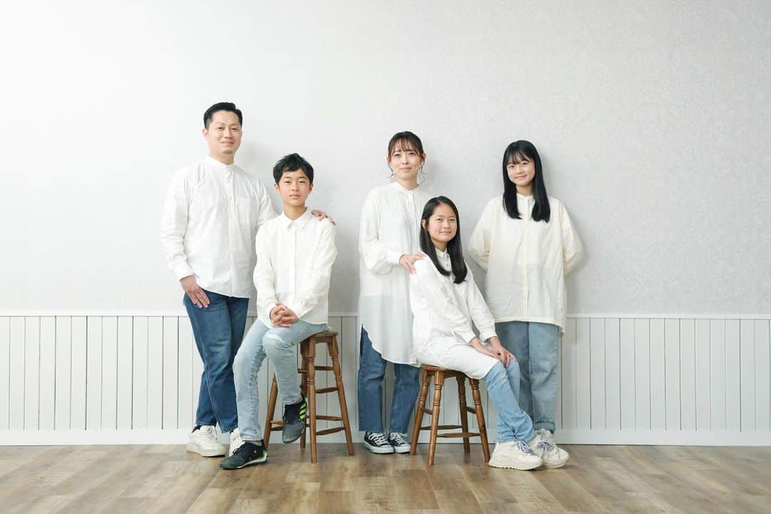 フォトスタジオタートルのインスタグラム：「FamilyPhoto📷💫  みんなお揃いの服で カジュアルに撮影もOK◎  なかなか家族全員揃った写真は 撮る機会がないという方も、 冬休みにご予定を合わせて ぜひ撮影に来てみませんか？✨  年賀状用撮影も毎年数多くご予約頂いてます😆！  詳しくはプロフィールのHPから✔️🤍  #フォトスタジオ #フォトスタジオタートル #名古屋写真館 #フォトスタジオ名古屋 #名古屋フォトスタジオ #男の子ママ #男の子ママと繋がりたい #女の子ママ  #女の子ママと繋がりたい  #家族写真  #家族フォト  #家族フォトスタジオ  #ファミリー  #ファミリーフォト  #ファミリー撮影」