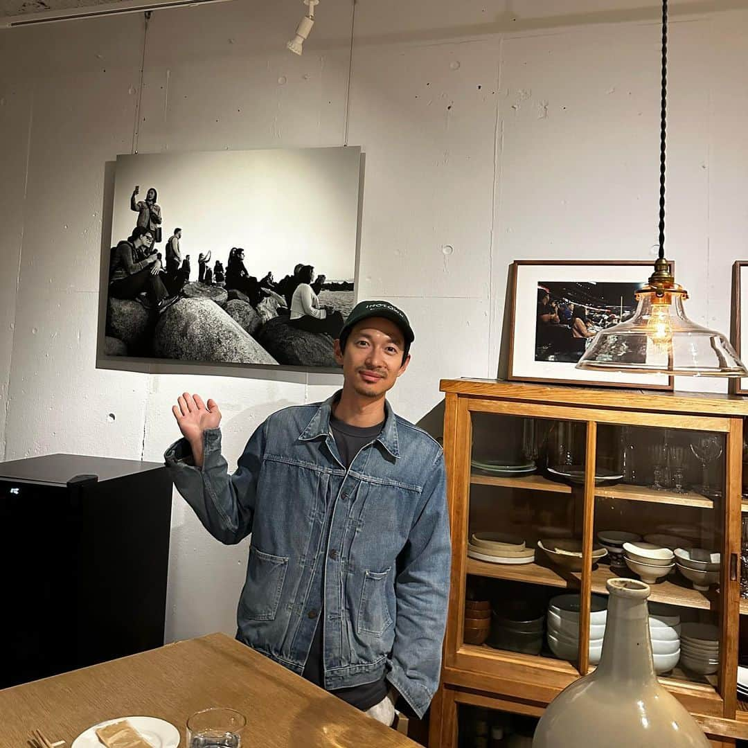 安井達郎さんのインスタグラム写真 - (安井達郎Instagram)「@toco.daikanyama  にて12/26まで写真展示をしているので是非お立ち寄りください😊 これまで撮りためた旅の写真を中心に展示しています。 ぼくも時間が合えばお店にいるので乾杯でもしましょう🍷 ご飯もとっても美味しいですよ！」12月14日 20時07分 - tatsuroyasui