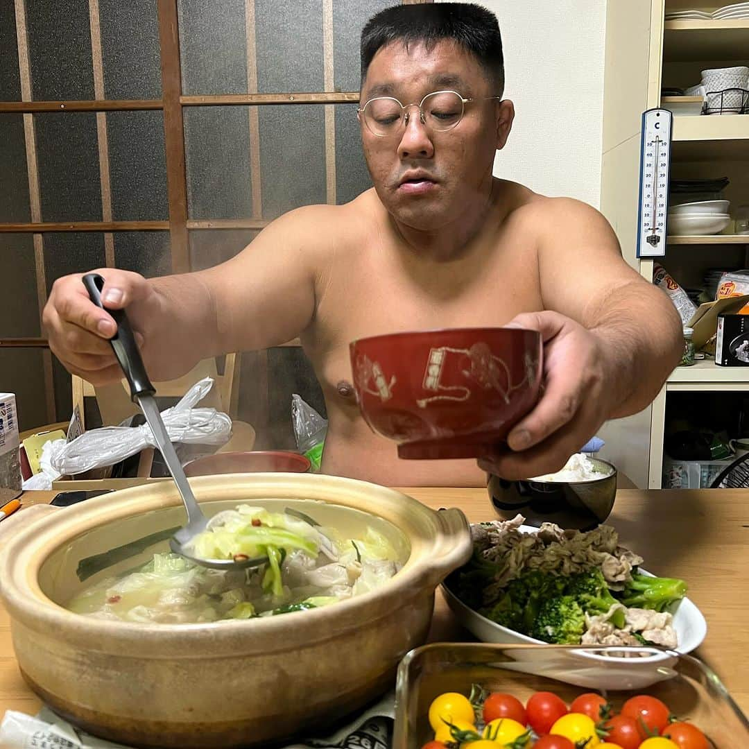 あかつさんのインスタグラム写真 - (あかつInstagram)「鍋の季節ですね〜❗️ 今日は【あかつの金星ちゃんこ鍋スープ】でもつ鍋にしてみたんですが、コレがまたっ❗️ マジでめちゃめちゃ良かった‼️マジうま鵬〜だった‼️ 是非皆さんもお試しくださいませっ‼️ 混ぜる前のキレイな状態で写真撮るの忘れた・・・ 近いうちにまたやって撮って載せますね‼️ https://akatsubeya.official.ec/  #あかつの金星ちゃんこ鍋スープ #鍋の素」12月14日 20時18分 - akatsu_sumo