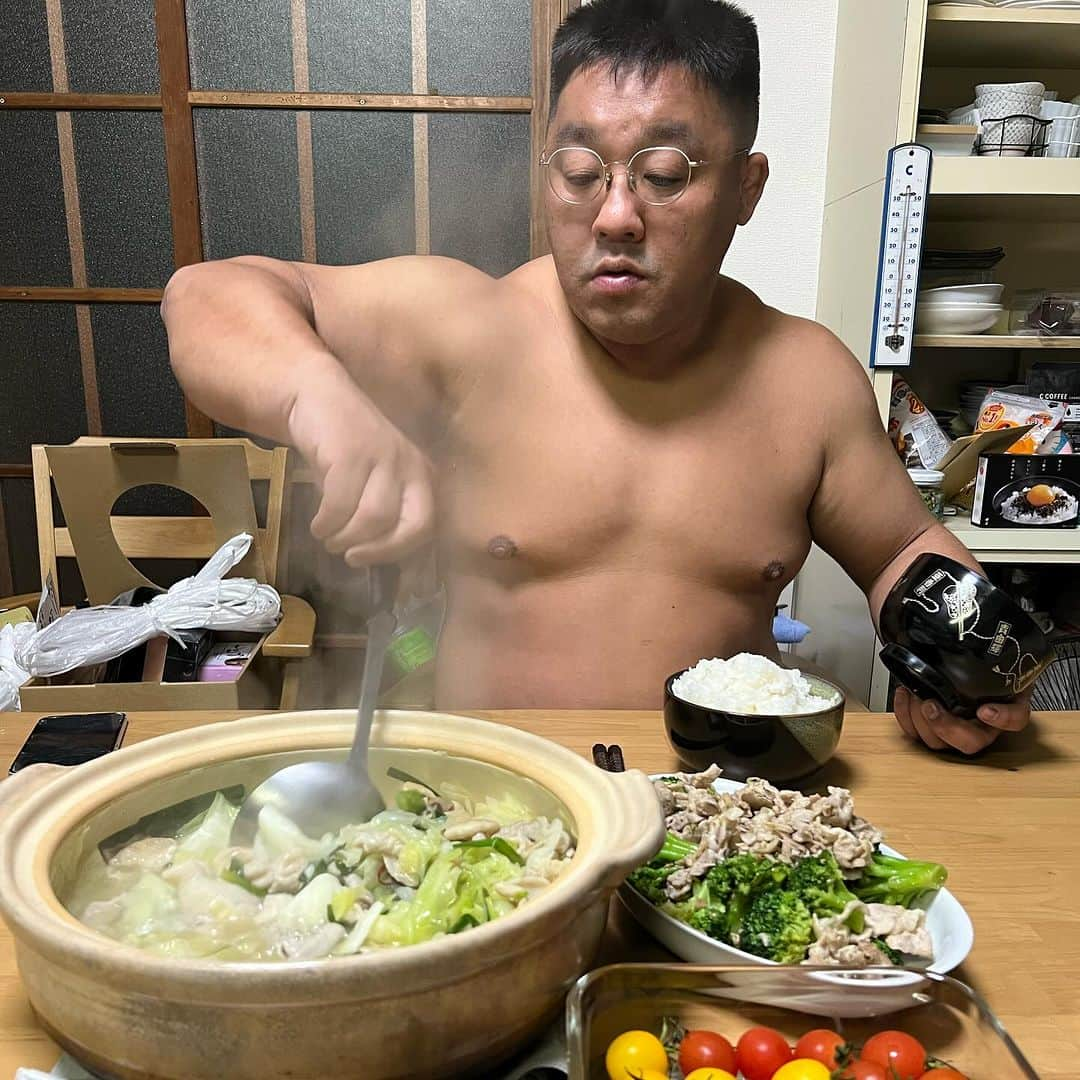 あかつさんのインスタグラム写真 - (あかつInstagram)「鍋の季節ですね〜❗️ 今日は【あかつの金星ちゃんこ鍋スープ】でもつ鍋にしてみたんですが、コレがまたっ❗️ マジでめちゃめちゃ良かった‼️マジうま鵬〜だった‼️ 是非皆さんもお試しくださいませっ‼️ 混ぜる前のキレイな状態で写真撮るの忘れた・・・ 近いうちにまたやって撮って載せますね‼️ https://akatsubeya.official.ec/  #あかつの金星ちゃんこ鍋スープ #鍋の素」12月14日 20時18分 - akatsu_sumo