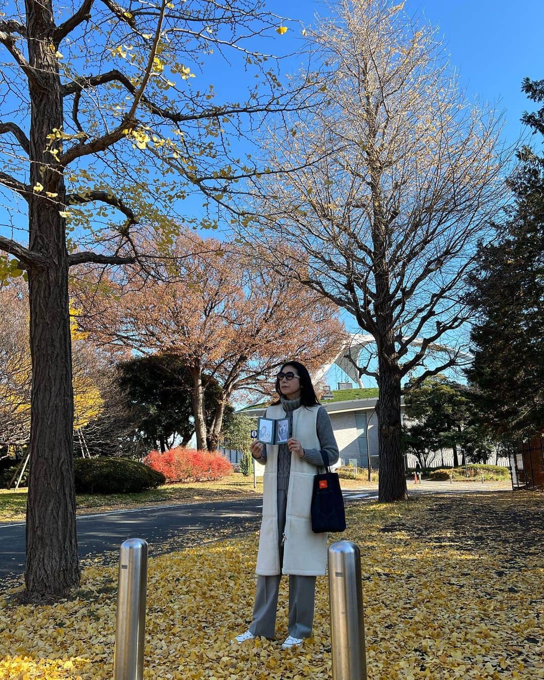 高橋ひとみのインスタグラム：「久しぶりにももえとよくお散歩した公園に来ました🎵 毎年、この時期になると公園の銀杏の木の下でももえの撮影会をやってました😊 pic2はちょうど2年前のももえです！  pic3-5はお世話になったゴールデンレトリバーグッズ専門店で偶然、会ったゴールデンレトリバー　ベディちゃん （14歳と半年）かわいかった💓  🧥: @emmeti_women #emmeti_official photo frame : @maison.de.hiroan #maisondehiroan  necklace:  @better_together_hariolwf @hario_lwf  @ironbarons_retriever」