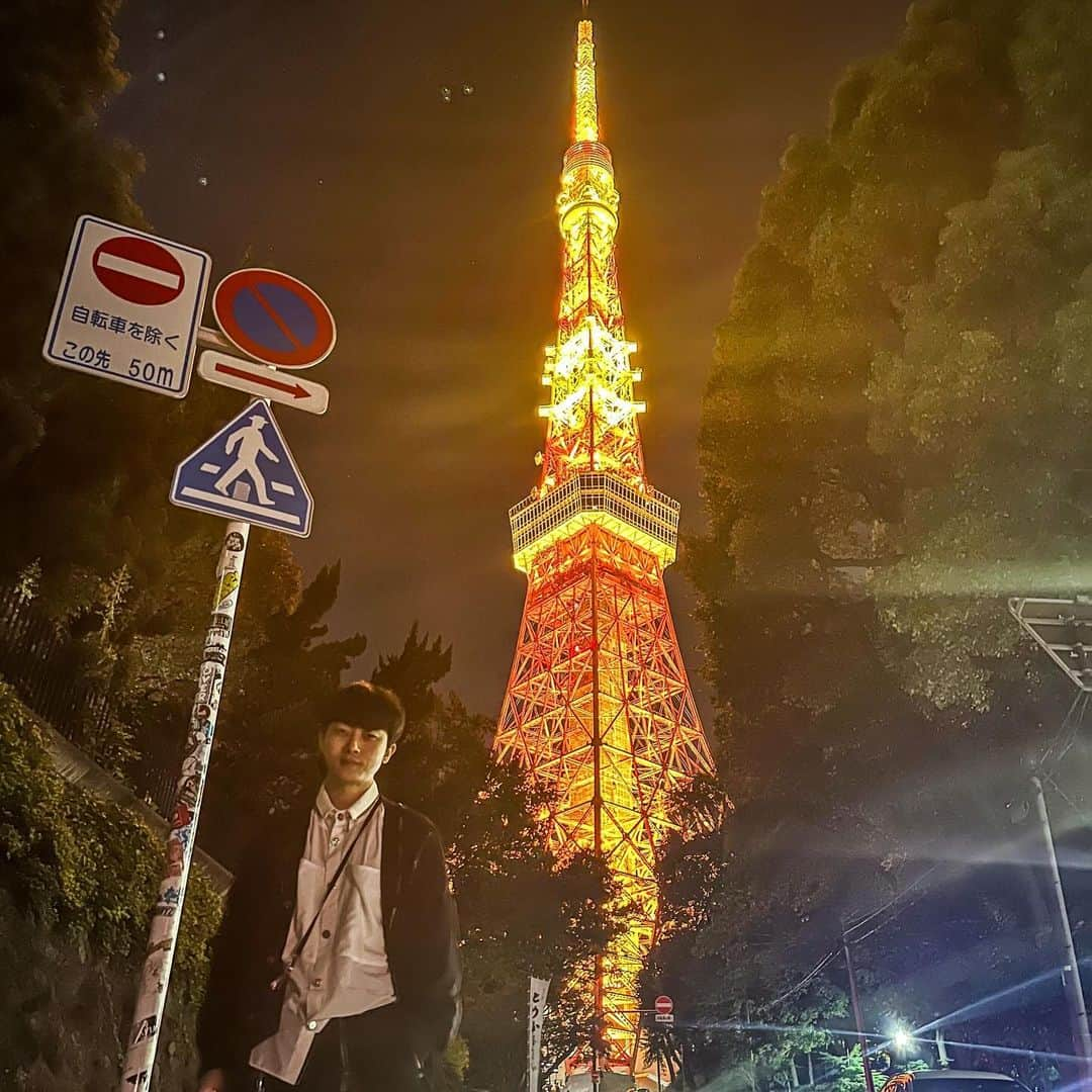 李燦雨のインスタグラム：「2023年1番思い出深い場所… #東京タワー 🗼#tokyotower #도쿄타워   僕もとてもとても大好きな場所ですが 今年は特に  #acuod #アクオド の RUNWATSHOWもできて、 EXHIBITIONもできて、 #三山凌輝 との cafe collaboration EVENTもできて、  沢山の方々との出逢いがあって、 仲良くなって、ファミリーが 増えた事が本当に嬉しくて幸せです🥰🥹  そして本当に本当に本当に楽しかった🤩🥹  こんな事が可能だったのは 沢山御協力下さった方々と 愛情を持ってお越し下さった方々と 手伝ってくれたスタッフ 一人一人のおかげです！  本当に本当に どうもありがとうございました❤️‍🔥🙇🏼  来年は少しでも多くの方が 少しでもよりもっと楽しくなれるような、 ワクワクドキドキできるような事ができるように 頑張って行きたいと思います！！！  改めて！！ 本当に本当に本当に本当に どうもありがとうございました！❤️‍🔥🙇🏼  #大感謝しかないです」