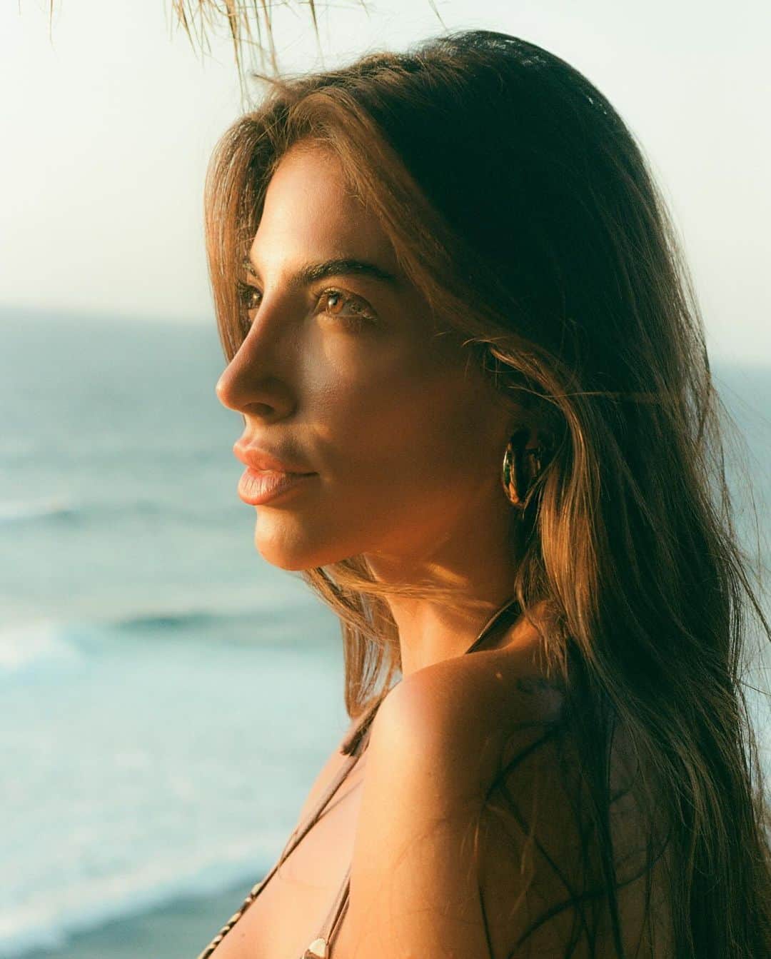Rachel Apollonioさんのインスタグラム写真 - (Rachel ApollonioInstagram)「I saw a friend of mine the other day.. she told me that my eyes are gleamin ✨  Essa argola e colar de malha que não tiro nem por um segundo são da @piuka  Amo a qualidade da marca, tanto q ja fiz duas collabs com elas, lembram? Passando pra deixar um cupom de 10% pra vcs garantirem  essas atemporais com desconto, e até mesmo encontrar os acessorios perfeitos pro seu look de fim de ano ☺️ “RACHELPIUKA10”  Fotos perfeitas by @rafaelabmaia 💜」12月14日 20時27分 - rachelapollonio