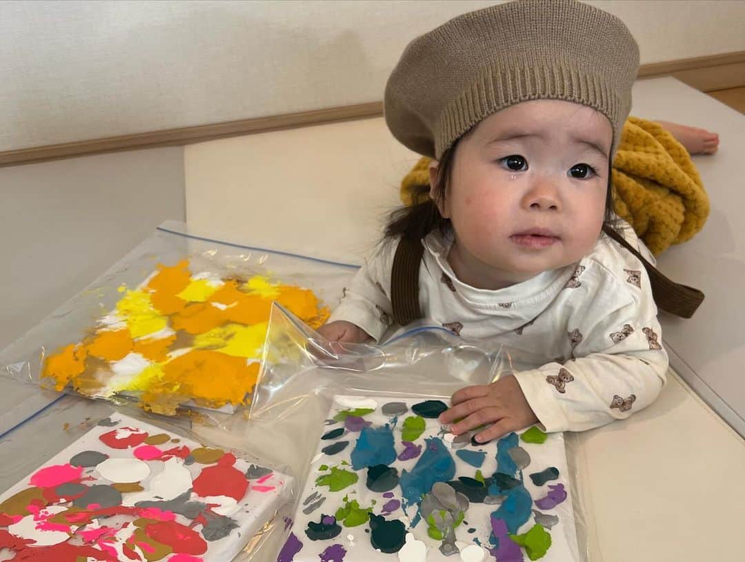 渋谷美穂さんのインスタグラム写真 - (渋谷美穂Instagram)「【当時は言えなかった本当の気持ち】 誕生日から一夜明け、 ようやく色んな記憶が蘇ってきました 今だから言える産後の気持ちについて赤裸々に 綺麗事なしにリアルな言葉でお伝えします。 ⁡ 初めての出産、 想像ではドラマで見る感動的な出産シーン🎬 生まれ瞬間『私の赤ちゃん…』って感動して泣くイメージをばっちりしていました😎😎 ⁡ 現実は無痛分娩で痛みもそこそこに、 次の波で産むぞ！と、とても集中してました。 そして、下から出てきたけーちゃんはぶくぶくの赤紫色で『…え⁉️🙀』と衝撃だったのを覚えています🤣笑 ⁡ 翌日母子同室が始まってからもまだまだ実感は湧いてなくて、小さくて弱々しくてぐにゃぐにゃで でも鳴き声は大きくて…まるで未知の生物🪼 私は母だけど昨日まで妊婦さんで、赤ちゃん初心者💦 ナースコールだけが不安な私の味方な気がして、  可愛いはずの我が子なのに、、、 着替えさせる時に持ち上げるのも怖くて 泣き出したらどうしていいのかわからないし、 できるだけ起きないように静かに過ごしてた。 ⁡ みんな良いことばかり言うけれど正直私は、 生まれた直後は可愛いよりも"怖い"って思っていました。 持ち上げたら壊れてしまいそうな怖さ これから先この命を一生守る覚悟と怖さ  ⁡ 当時は、子供を可愛いって思えていないなんて、 自分はひどい人間なんじゃないか？ サイコパスなのか？と思って不安になったし こんな気持ちは誰にも言えなかった。 ⁡ でもきっとこの感情は、どこにも書かれてないけど、 初めての出産ならきっと感じることなんじゃないかな？ ⁡ 今思えばあの頃は抱っこするのも緊張して 肩が上がって首が疲れてしまうほど全てが必死で、 わからないことだらけの連続で不安すぎて 可愛いと思えるほどの余裕はなかった😅 人それぞれだとは思うけれど、生まれて数日、 ましてや入院中にまだ自覚がないのは当たり前だったのかもしれない。と今なら思える😌🫧 ⁡ それに、 本当の可愛さは焦らなくても勝手にわかると言うこと。 ⁡ 当時は、泣くたびにどこか痛いのかな？ お腹空いているのかな？と泣いてる理由を探してた。 でも、この世に生まれて数日の赤ちゃんに理由なんてなくて、きっと自分が生まれたことも、泣いていることも分かってないと思う😌🫧 看護師さんからの『赤ちゃんだからね〜』という 何気ない一言が妙に心に響いてそこからなんだか救われた。 ⁡ そんな日が続いていくうちに、愛おしさは自然と増していき、自分の命に変えてでも絶対に守りぬく。 大切な大切な我が子だと胸を張って言えます。 ⁡ 芽生えた感情に蓋をしなくても、いつかこの時はこうだったな〜って楽観的に思える日がやってくる😆なぜなら私はこの子の世界に1人だけのお母さんだから✨ ⁡ ⁡ 🍣🎂🎨🕊️ ⁡ 一歳の誕生日は、 やってみたかったファーストアート🎨をしました♪ 全部揃ったセットをネットで購入ましたが、 本当に良かったのでこれからお誕生日を迎えられる方にはおすすめです🎀 @kou29dou__baby ←ここ 額を3つ買って、トイレに個展風に飾ってます😁 ⁡ 離乳食を使った手作りのケーキやお寿司🍣は、 一口も食べなかったけどw ママが満足したからいいんです。 ドレスはネットで980円🙏 ⁡ #主婦は賢くパーティ ⁡  #一歳の誕生日 #誕生日#ファーストアート #誕生日パーティ  #子育て#赤ちゃん #育児#トレーニング#フィットネス#筋トレ#筋トレママ #産後#産後ママ#産後トレーニング#ママ#ママトレーニー」12月14日 20時27分 - miho_fitness