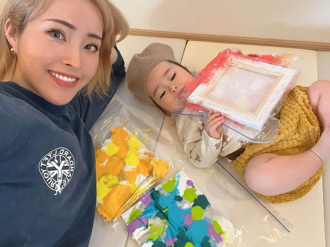 渋谷美穂さんのインスタグラム写真 - (渋谷美穂Instagram)「【当時は言えなかった本当の気持ち】 誕生日から一夜明け、 ようやく色んな記憶が蘇ってきました 今だから言える産後の気持ちについて赤裸々に 綺麗事なしにリアルな言葉でお伝えします。 ⁡ 初めての出産、 想像ではドラマで見る感動的な出産シーン🎬 生まれ瞬間『私の赤ちゃん…』って感動して泣くイメージをばっちりしていました😎😎 ⁡ 現実は無痛分娩で痛みもそこそこに、 次の波で産むぞ！と、とても集中してました。 そして、下から出てきたけーちゃんはぶくぶくの赤紫色で『…え⁉️🙀』と衝撃だったのを覚えています🤣笑 ⁡ 翌日母子同室が始まってからもまだまだ実感は湧いてなくて、小さくて弱々しくてぐにゃぐにゃで でも鳴き声は大きくて…まるで未知の生物🪼 私は母だけど昨日まで妊婦さんで、赤ちゃん初心者💦 ナースコールだけが不安な私の味方な気がして、  可愛いはずの我が子なのに、、、 着替えさせる時に持ち上げるのも怖くて 泣き出したらどうしていいのかわからないし、 できるだけ起きないように静かに過ごしてた。 ⁡ みんな良いことばかり言うけれど正直私は、 生まれた直後は可愛いよりも"怖い"って思っていました。 持ち上げたら壊れてしまいそうな怖さ これから先この命を一生守る覚悟と怖さ  ⁡ 当時は、子供を可愛いって思えていないなんて、 自分はひどい人間なんじゃないか？ サイコパスなのか？と思って不安になったし こんな気持ちは誰にも言えなかった。 ⁡ でもきっとこの感情は、どこにも書かれてないけど、 初めての出産ならきっと感じることなんじゃないかな？ ⁡ 今思えばあの頃は抱っこするのも緊張して 肩が上がって首が疲れてしまうほど全てが必死で、 わからないことだらけの連続で不安すぎて 可愛いと思えるほどの余裕はなかった😅 人それぞれだとは思うけれど、生まれて数日、 ましてや入院中にまだ自覚がないのは当たり前だったのかもしれない。と今なら思える😌🫧 ⁡ それに、 本当の可愛さは焦らなくても勝手にわかると言うこと。 ⁡ 当時は、泣くたびにどこか痛いのかな？ お腹空いているのかな？と泣いてる理由を探してた。 でも、この世に生まれて数日の赤ちゃんに理由なんてなくて、きっと自分が生まれたことも、泣いていることも分かってないと思う😌🫧 看護師さんからの『赤ちゃんだからね〜』という 何気ない一言が妙に心に響いてそこからなんだか救われた。 ⁡ そんな日が続いていくうちに、愛おしさは自然と増していき、自分の命に変えてでも絶対に守りぬく。 大切な大切な我が子だと胸を張って言えます。 ⁡ 芽生えた感情に蓋をしなくても、いつかこの時はこうだったな〜って楽観的に思える日がやってくる😆なぜなら私はこの子の世界に1人だけのお母さんだから✨ ⁡ ⁡ 🍣🎂🎨🕊️ ⁡ 一歳の誕生日は、 やってみたかったファーストアート🎨をしました♪ 全部揃ったセットをネットで購入ましたが、 本当に良かったのでこれからお誕生日を迎えられる方にはおすすめです🎀 @kou29dou__baby ←ここ 額を3つ買って、トイレに個展風に飾ってます😁 ⁡ 離乳食を使った手作りのケーキやお寿司🍣は、 一口も食べなかったけどw ママが満足したからいいんです。 ドレスはネットで980円🙏 ⁡ #主婦は賢くパーティ ⁡  #一歳の誕生日 #誕生日#ファーストアート #誕生日パーティ  #子育て#赤ちゃん #育児#トレーニング#フィットネス#筋トレ#筋トレママ #産後#産後ママ#産後トレーニング#ママ#ママトレーニー」12月14日 20時27分 - miho_fitness