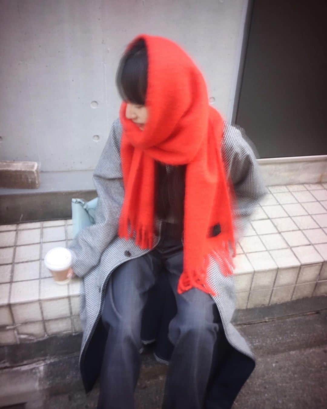 Shiho Sasakiさんのインスタグラム写真 - (Shiho SasakiInstagram)「いよいよマフラーが大活躍の時期ですね🧣 @paulsmithjapan のオレンジとレッドのいいとこ取りみたいな、 絶妙なカラーが最高に🫰🏻  #PR #paulsmith #PaulSmithGifts」12月14日 20時20分 - shihomurata0718