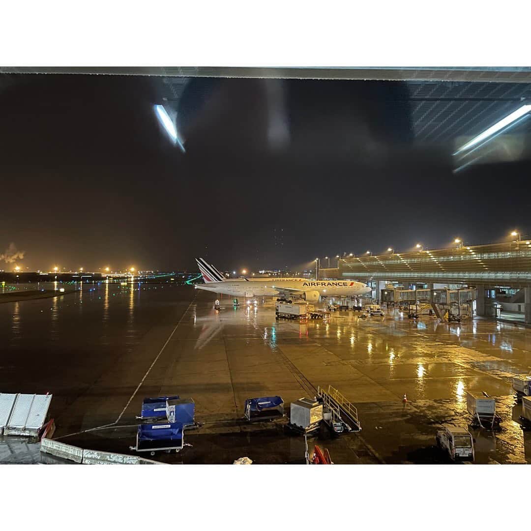 はなさんのインスタグラム写真 - (はなInstagram)「12/28(木)BS日テレ放送「ピカソの視線」ナレーション録りでした❣️4Kで楽しむ南仏の美しい景色、そして見ごたえある内容😍素晴らしい番組になりそうです😙色々な思い出が蘇ってきたので写真を少しずつアップしていきます😊夜明け前、雨のパリ・シャルルドゴール空港。空港でヘアメイクしてからニースに飛びました🤣✌🏼ニースはド・ピーカン🌞✨ #ピカソの視線」12月14日 20時24分 - hanalovestaco