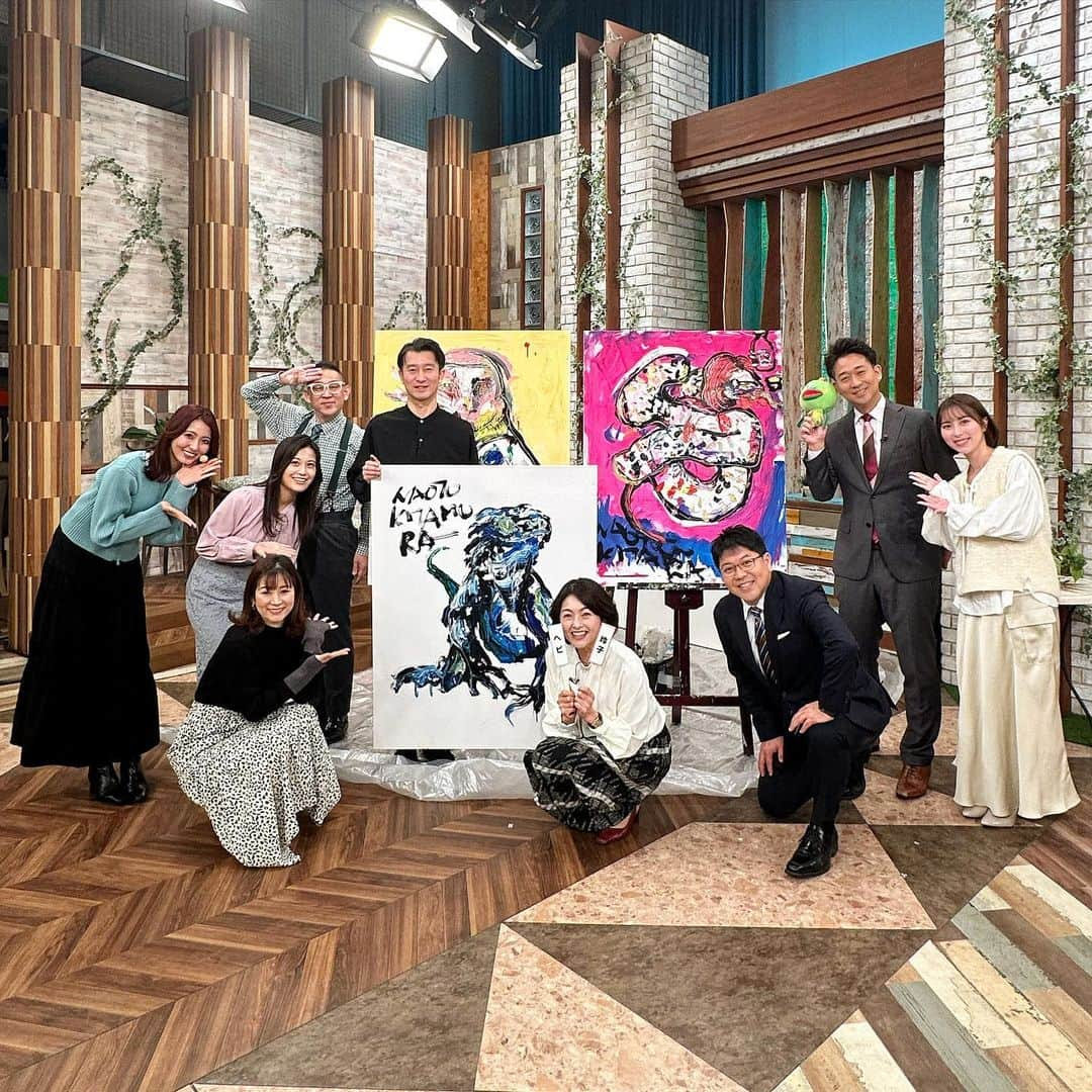 KBCテレビ「アサデス。」さんのインスタグラム写真 - (KBCテレビ「アサデス。」Instagram)「画家の北村直登さん生出演🖼️✨ なななんと...生放送中に即興でお題を決めて ライブペイントを描いていただきました。  くじ引きで決まったお題は「徳永玲子×ヘビ」🐍🍶 するとたったの25分ほどで、 大きなキャンバス3枚分の絵を描きあげた北村さん。 出演者もスタッフもびっくりしまくり、 オンエア後もスタジオは大大大興奮でした！  そんな北村さんの作品は、 明日からJR博多シティ9階にて開催される 「ナニコレ?! かわいい珍獣展2」で見ることができます。 生放送中に描かれたアサデスコラボ作品も 会場で飾られるとのこと！！！✨  また今週17日(日)はライブペイントを行うそうです。 ぜひ足を運んでみてはいかがでしょうか？？  北村さん、今朝は本当にありがとうございました😭  #北村直登  #ライブペイント」12月14日 20時26分 - asadesu_kbc