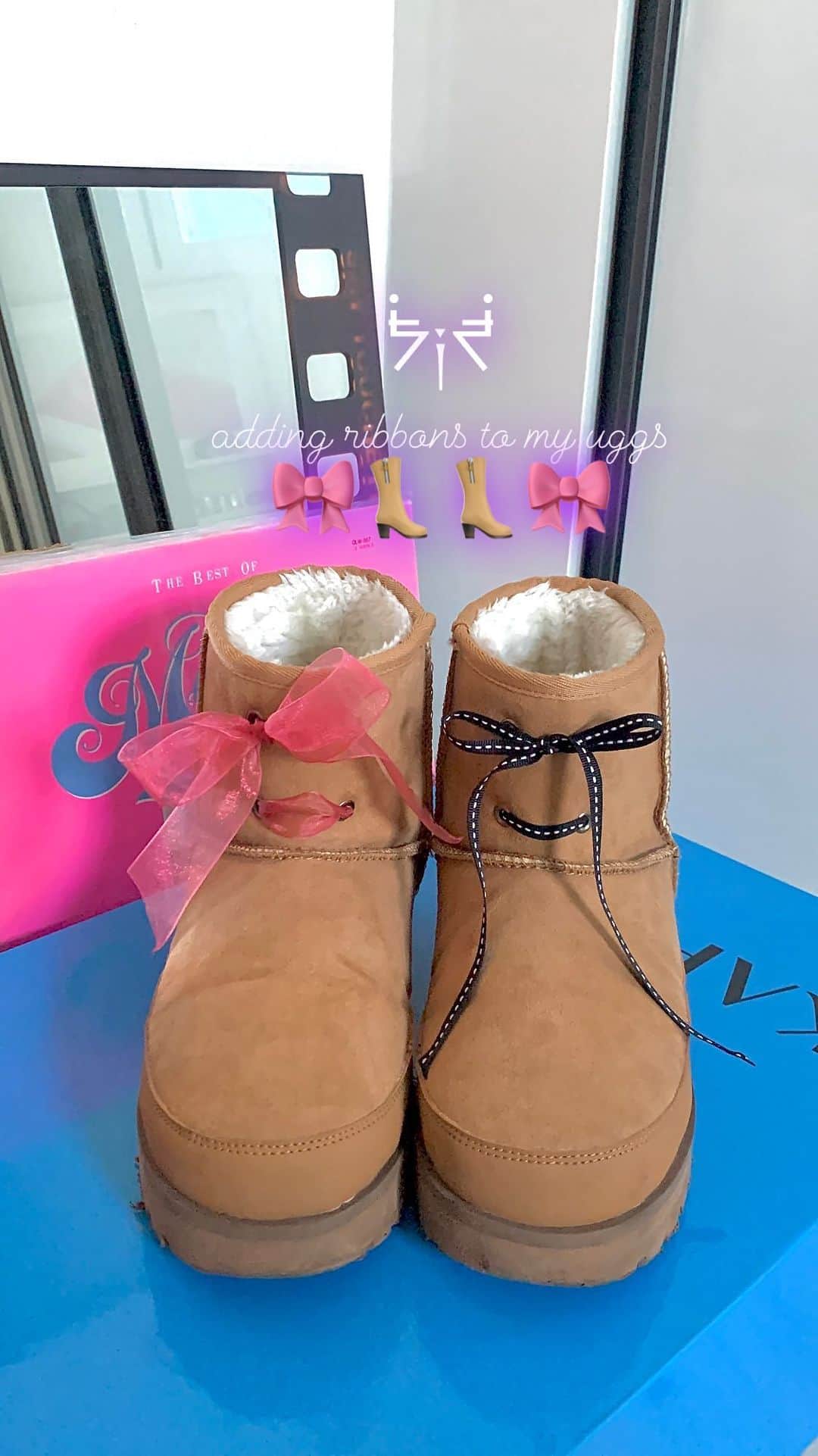 solsolのインスタグラム：「adding ribbons to my uggs🎀🤎 👇🏻아이템 정보👇🏻 •Ribbon : 다이소 (품번 / 핑크끈 1006122 / 블랙끈 1006112) •Shoes : @23.65  #uggribbon」