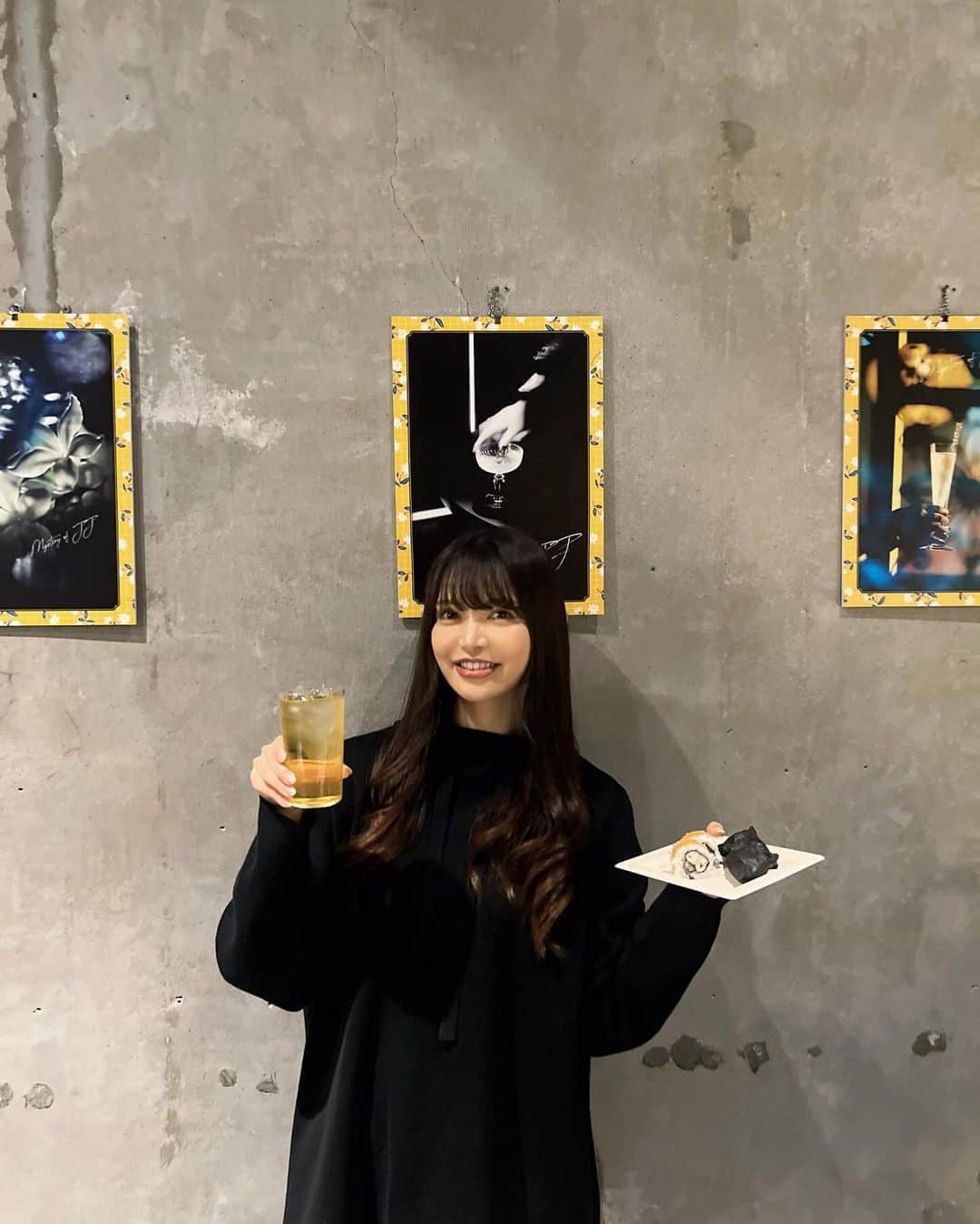 あやてん（島田彩加）さんのインスタグラム写真 - (あやてん（島田彩加）Instagram)「今日は大阪で開催されるJJのイベントに参加してきました！🥂  JJとはジャスミン焼酎のジャスミン茶割りっていう飲み方なんだけど、今日初めて飲んだら美味しすぎてびっくりした！！！  元々ジャスミン茶が大好きなのもあって、めちゃくちゃ飲みやすくて好きな味だった〜😋💕  イベントは12月15日(金)、12月16日(土)の2日間限定開催だから、みんな今週末に行ってみてね！ 謎を解いたら参加できるよ👉 @jj_toha_nanika 謎は大阪アメ村のOOHやJJのサイトにもあるよ！  スタッフさんの髪がみんなJJになってて可愛かったな〜  JJのイベントはネオアジアンな雰囲気で景色もすごく良いところにあって、めちゃくちゃテンションあがった✨ 思わず写真いっぱい撮った📸  おしゃれな空間でわいわいJJを楽しむの最高だったな〜🥺🫶  あとJJに合うフードをいただいたんだけど、エビチリスシロールとブラックサモサがすんごい美味しかった🍤  JJイベントに行って、 #JJトハナニカ #PR をつけてイベントの投稿をするともらえるらしいからぜひ食べてみて〜！  #JJトハナニカ #サントリー #pr」12月14日 20時30分 - ayatenchann