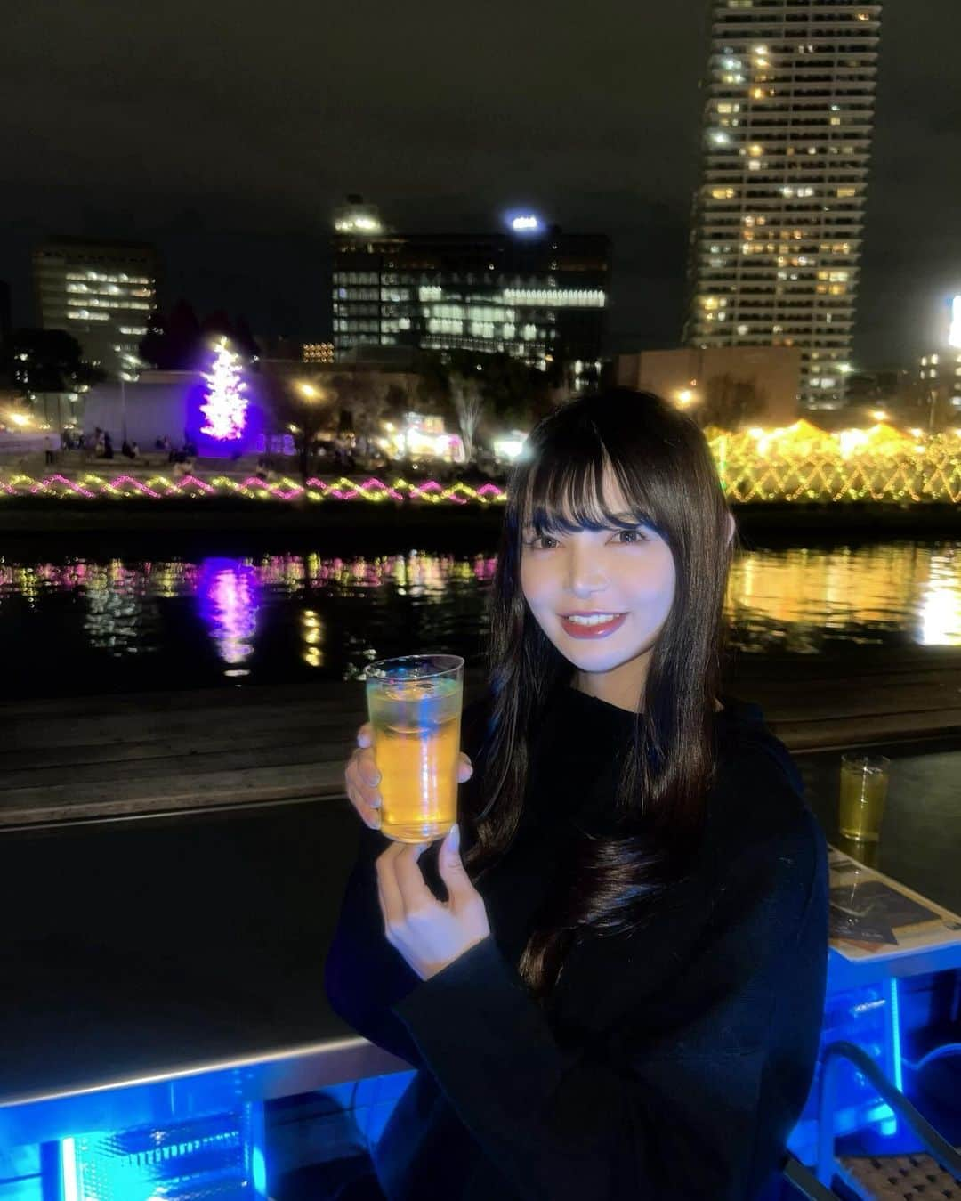 あやてん（島田彩加）さんのインスタグラム写真 - (あやてん（島田彩加）Instagram)「今日は大阪で開催されるJJのイベントに参加してきました！🥂  JJとはジャスミン焼酎のジャスミン茶割りっていう飲み方なんだけど、今日初めて飲んだら美味しすぎてびっくりした！！！  元々ジャスミン茶が大好きなのもあって、めちゃくちゃ飲みやすくて好きな味だった〜😋💕  イベントは12月15日(金)、12月16日(土)の2日間限定開催だから、みんな今週末に行ってみてね！ 謎を解いたら参加できるよ👉 @jj_toha_nanika 謎は大阪アメ村のOOHやJJのサイトにもあるよ！  スタッフさんの髪がみんなJJになってて可愛かったな〜  JJのイベントはネオアジアンな雰囲気で景色もすごく良いところにあって、めちゃくちゃテンションあがった✨ 思わず写真いっぱい撮った📸  おしゃれな空間でわいわいJJを楽しむの最高だったな〜🥺🫶  あとJJに合うフードをいただいたんだけど、エビチリスシロールとブラックサモサがすんごい美味しかった🍤  JJイベントに行って、 #JJトハナニカ #PR をつけてイベントの投稿をするともらえるらしいからぜひ食べてみて〜！  #JJトハナニカ #サントリー #pr」12月14日 20時30分 - ayatenchann