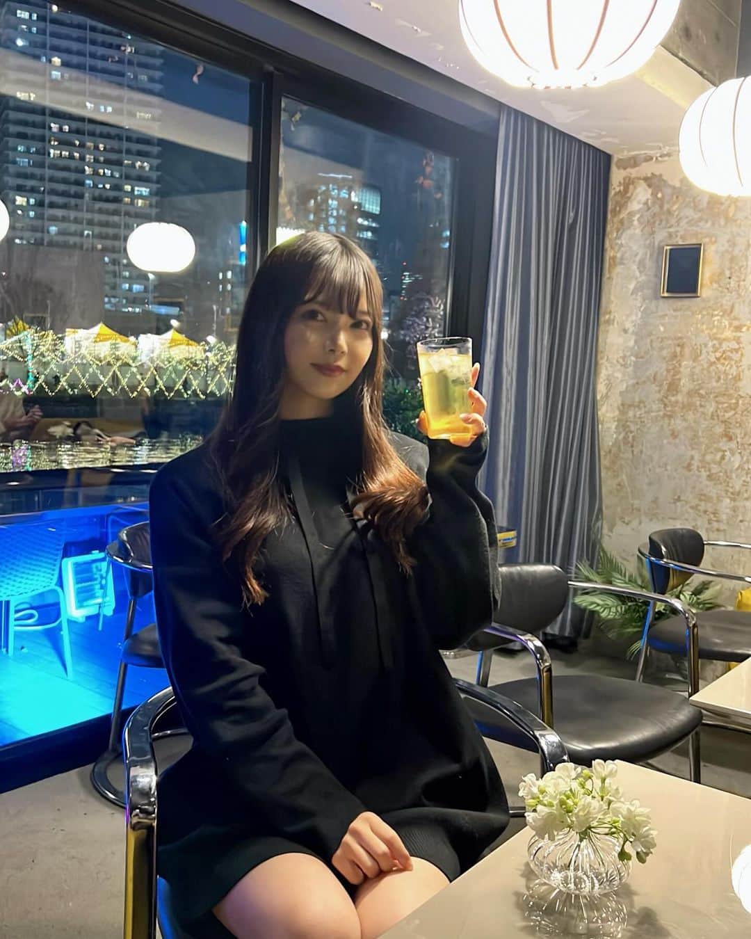 あやてん（島田彩加）さんのインスタグラム写真 - (あやてん（島田彩加）Instagram)「今日は大阪で開催されるJJのイベントに参加してきました！🥂  JJとはジャスミン焼酎のジャスミン茶割りっていう飲み方なんだけど、今日初めて飲んだら美味しすぎてびっくりした！！！  元々ジャスミン茶が大好きなのもあって、めちゃくちゃ飲みやすくて好きな味だった〜😋💕  イベントは12月15日(金)、12月16日(土)の2日間限定開催だから、みんな今週末に行ってみてね！ 謎を解いたら参加できるよ👉 @jj_toha_nanika 謎は大阪アメ村のOOHやJJのサイトにもあるよ！  スタッフさんの髪がみんなJJになってて可愛かったな〜  JJのイベントはネオアジアンな雰囲気で景色もすごく良いところにあって、めちゃくちゃテンションあがった✨ 思わず写真いっぱい撮った📸  おしゃれな空間でわいわいJJを楽しむの最高だったな〜🥺🫶  あとJJに合うフードをいただいたんだけど、エビチリスシロールとブラックサモサがすんごい美味しかった🍤  JJイベントに行って、 #JJトハナニカ #PR をつけてイベントの投稿をするともらえるらしいからぜひ食べてみて〜！  #JJトハナニカ #サントリー #pr」12月14日 20時30分 - ayatenchann