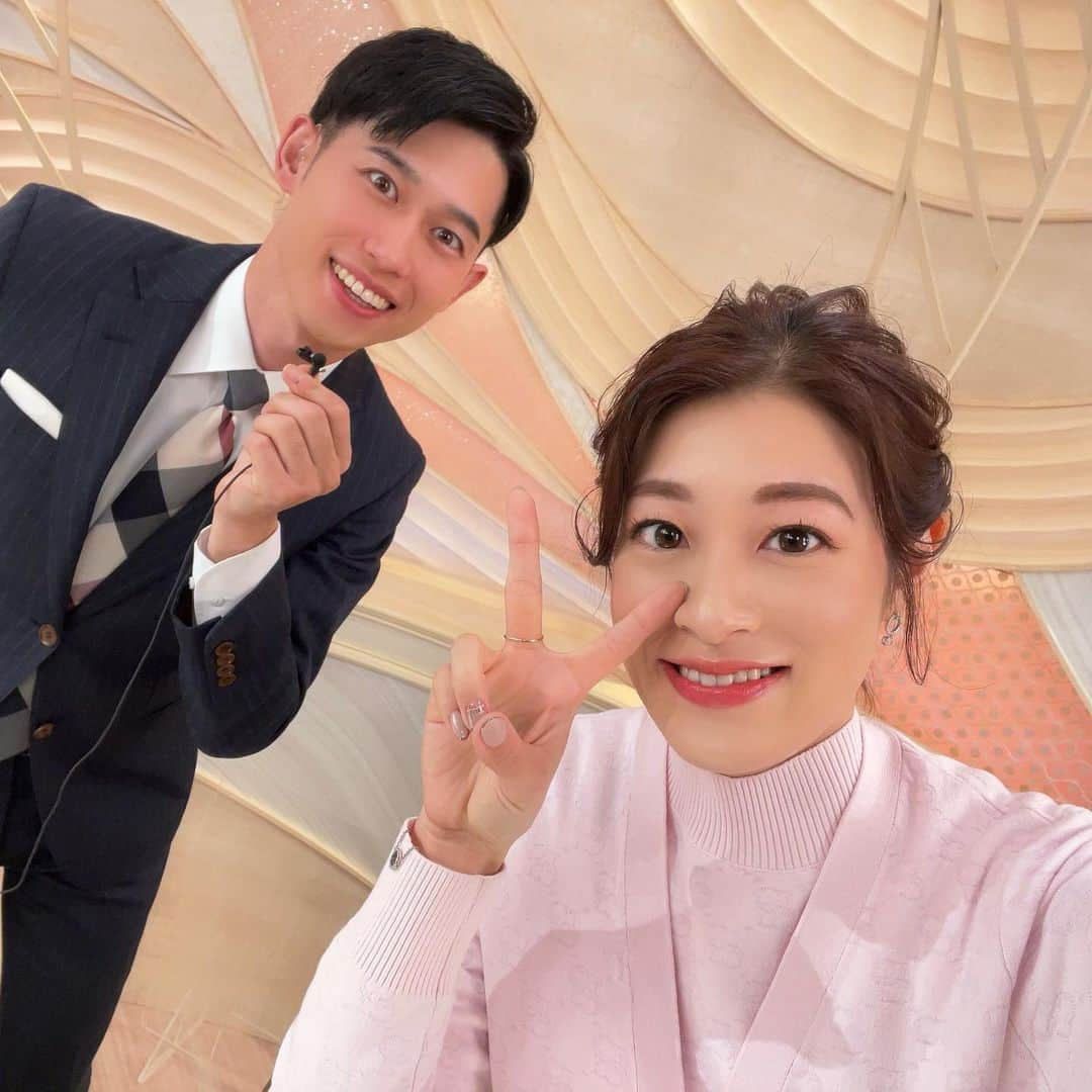 小宮山瑞季さんのインスタグラム写真 - (小宮山瑞季Instagram)「久しぶりの投稿になってしまいました🥺。  12月に入って、もうバタバタです！ みなさんは、体調崩していませんか？。  あっという間に今年も残り半月ですね😅！ 早い、、、早すぎます！！！ 今年やり残したことはないかな～と考えてみたんですが、 やり残したことばかりでした😳❗️ どうしよう！ 来年に持ち越しです☁️。  でも今年のうちにできることは、 しっかりやってから、年を越そうと思います！ 皆さんが今年のうちにやりたいことはなんですか🙊✨？  さて、きのうは、年末恒例の 年始用のCMの撮影を重盛キャスターと撮りました！ 新年から長野放送で流れますので ぜひチェックしてみてください🎈🌈 年始用だったので、明るめのカラーの衣装に👗💞 明るい1年になりますように★  よし！もう少し頑張れば仕事納め…☀️ みなさん一緒にもう少し頑張りましょう☺️🍀   #みんなの信州  #番宣  #CM  #撮影  #年末恒例  #2023  #2024  #新年  #新しいCM  #久しぶりの投稿  #すみません  #バタバタ  #毎日  #さすが  #師走  #december  #残り半月  #やり残したこと  #やりたいこと  #たくさん  #アナウンサー衣装  #明るめのカラー  #ピンク  #結構レア  #長野放送  #アナウンサー  #小宮山瑞季」12月14日 20時31分 - komiyama_mizuki