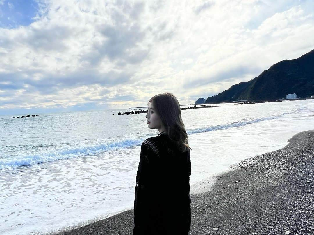 iScreamのインスタグラム：「「口約束」MV off shot  RUI ✴︎  🌊📷🍀🎆  一つ一つのシーンの場所が お気に入り。 MV沢山楽しんでいただけてますか？:)  #iScream #アイサケ #口約束 #Selfie  #RUI @im_rui.official」