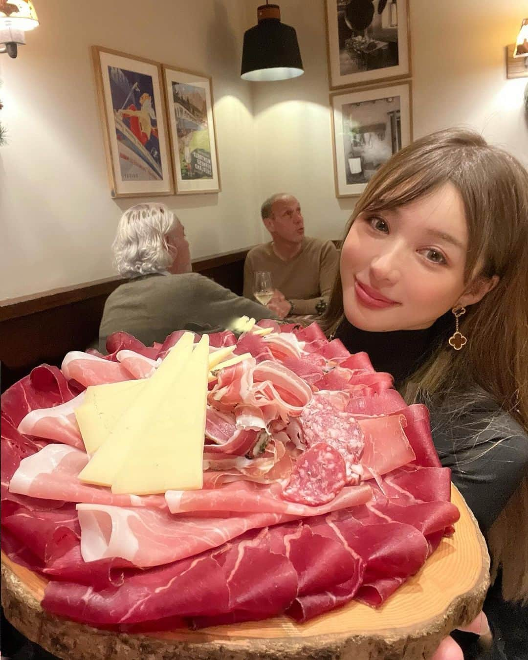 濱野りれさんのインスタグラム写真 - (濱野りれInstagram)「Popular Swiss restaurant in Geneva. "The Restaurant Les Armures" @lesarmures_restaurant Japan has hot pot dishes, Switzerland has cheese fondue🇨🇭These are deepen the connection🤭 Assorted ham, Cheese  Fondue, Meringue  Dip. Everything was super delicious!  . 初のスイス料理🇨🇭 "the restaurant Les Armures" ジュネーブに行った際は必ず行ってほしい！ 現地で大人気、予約必須店です🦢 日本は鍋、スイスはチーズフォンデらしい🇨🇭 ハムとチーズの盛り合わせからチーズフォンデュ、 メレンゲディップまで全部美味しかった！ ぜーったいまたいくぞ🐦‍⬛  #lesarmures #lesarmuresgeneve  #geneva #genève #swissfood #cheesefondue #switzerland #スイス #ジュネーブ #スイス料理 #チーズフォンデュ」12月14日 20時37分 - riregram