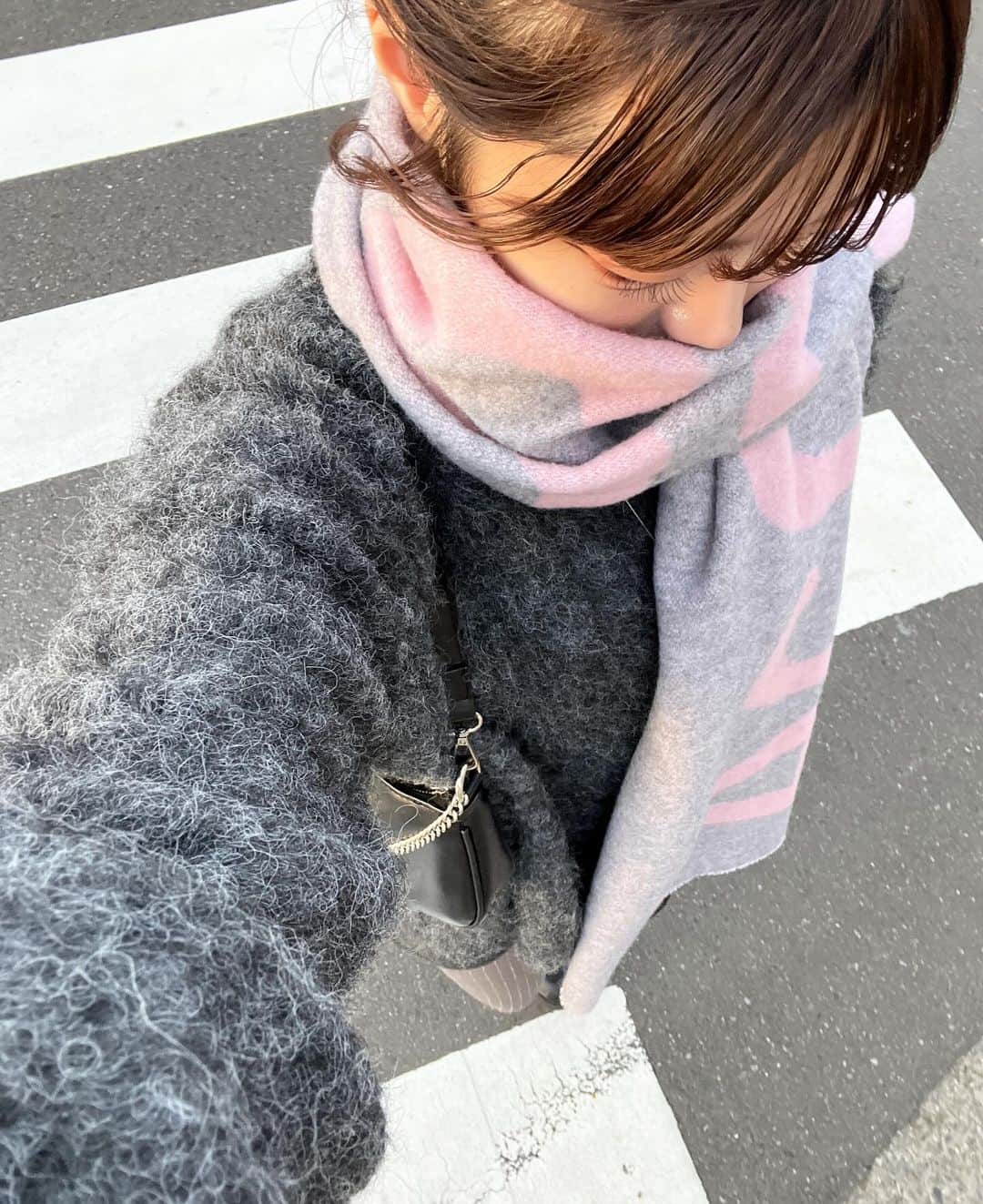 MANAさんのインスタグラム写真 - (MANAInstagram)「🧣🎱  @acnestudios のストール ほんとに可愛いくて、、、🥹♡  今日のコーデ、ココ最近で1番好きだった 起毛感たっぷりのニットも、お気に入り🤍  このストールも今季愛用確定~   #acnestudios  #ootd」12月14日 20時38分 - mn02grm