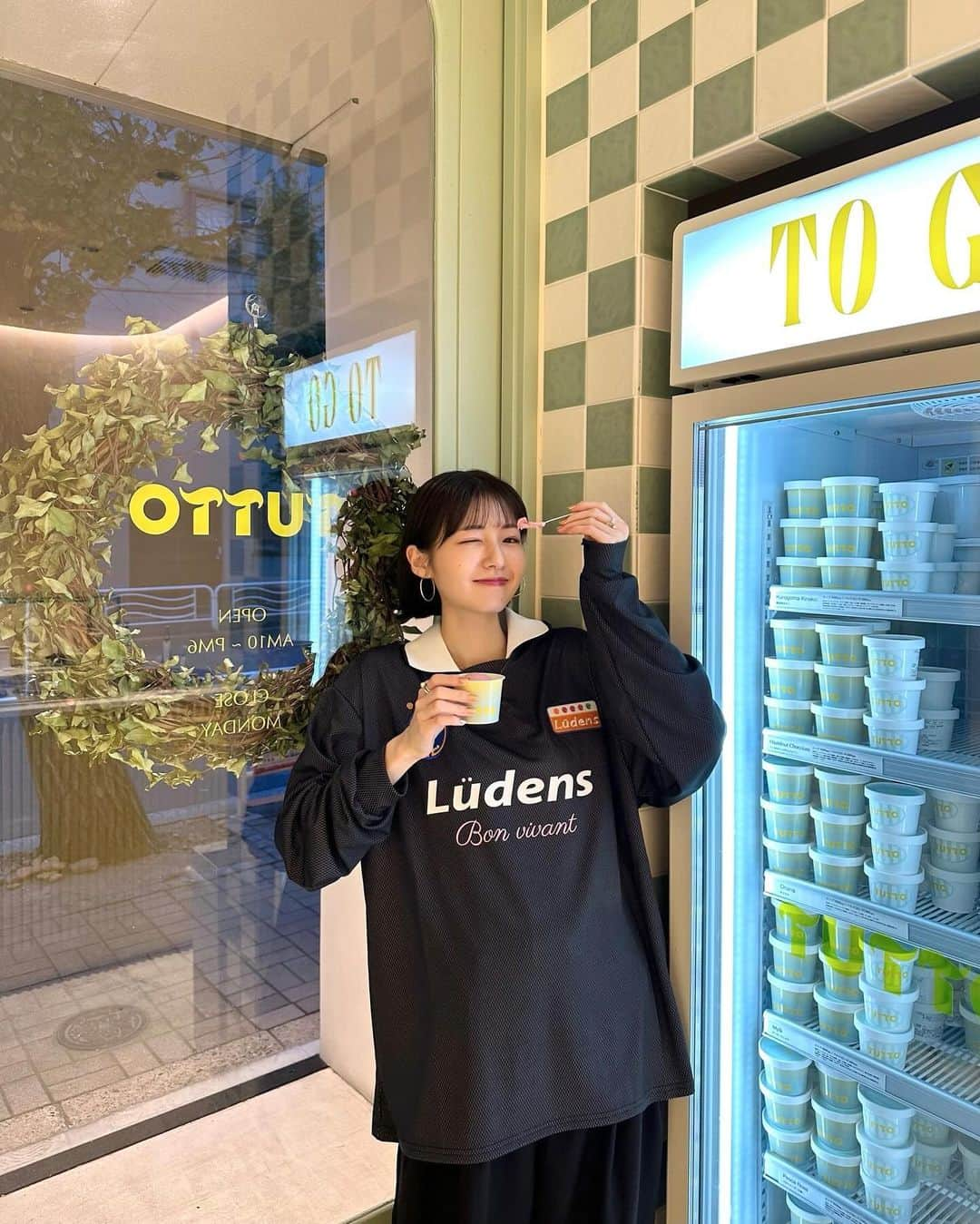 糸原美波のインスタグラム：「🍨💛  サッカーのユニフォームみたいな服で かわいい 👕⚽️🩷  #tabbludens #itominacode #ショートヘア #ショート #ボブ」