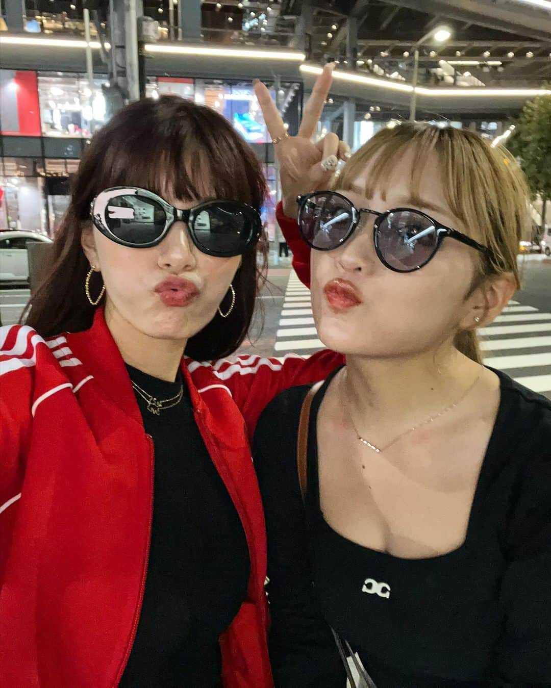三谷紬さんのインスタグラム写真 - (三谷紬Instagram)「❤️🖤 ニューヨークのディスカウントショップで買った 赤いジャージを着た日。 渋谷でねおが写真を撮ってくれました👟 ミッキー柄のデニムは母とお買い物に行った時に一目惚れ。 私服のテイスト定まらなくて 日によって服装が全然違うわたくし😂 ４枚目はねおとおちゃらけて😂😂 * #ジャージ#ジャージコーデ#赤#🟥#❤️#スポーツ#スポーツウェア#スポーティーコーデ#コーディネート#todaysoutfit#todaystyle#ootd#ootn#outfit#ねお#渋谷#shibuya#ミッキー#mickeymouse#デニム#denim#テレビ朝日#アナウンサー#三谷紬」12月14日 20時39分 - mitani_tsumugi