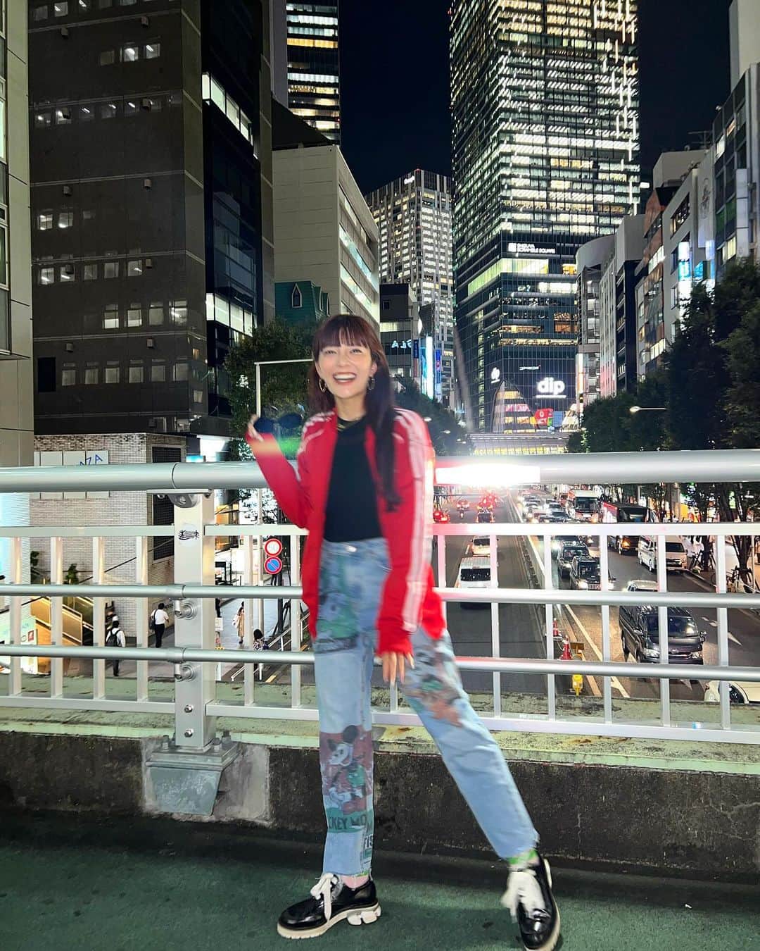 三谷紬さんのインスタグラム写真 - (三谷紬Instagram)「❤️🖤 ニューヨークのディスカウントショップで買った 赤いジャージを着た日。 渋谷でねおが写真を撮ってくれました👟 ミッキー柄のデニムは母とお買い物に行った時に一目惚れ。 私服のテイスト定まらなくて 日によって服装が全然違うわたくし😂 ４枚目はねおとおちゃらけて😂😂 * #ジャージ#ジャージコーデ#赤#🟥#❤️#スポーツ#スポーツウェア#スポーティーコーデ#コーディネート#todaysoutfit#todaystyle#ootd#ootn#outfit#ねお#渋谷#shibuya#ミッキー#mickeymouse#デニム#denim#テレビ朝日#アナウンサー#三谷紬」12月14日 20時39分 - mitani_tsumugi